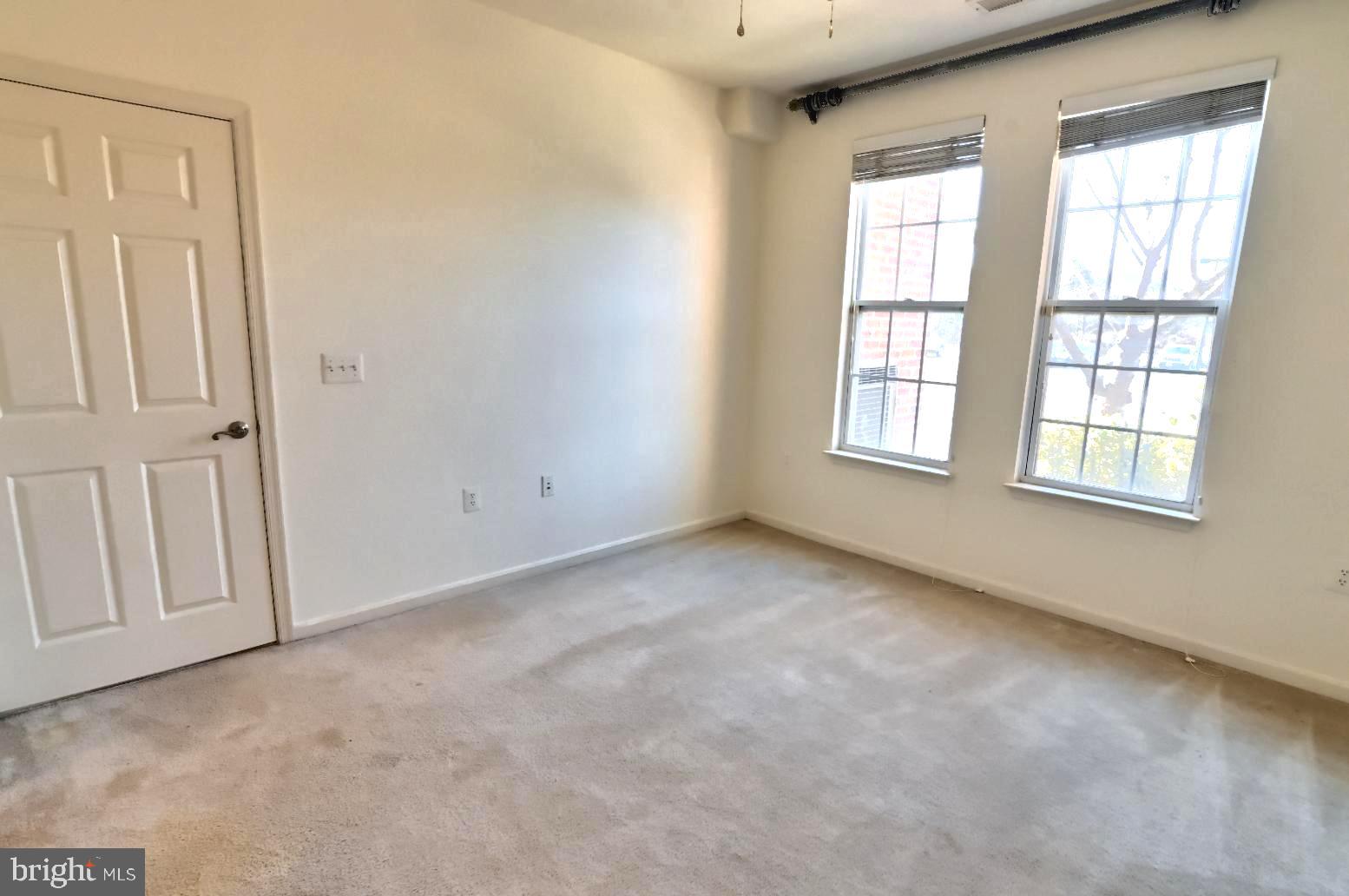 COMMONS ON POTOMAC SQUARE - Residential