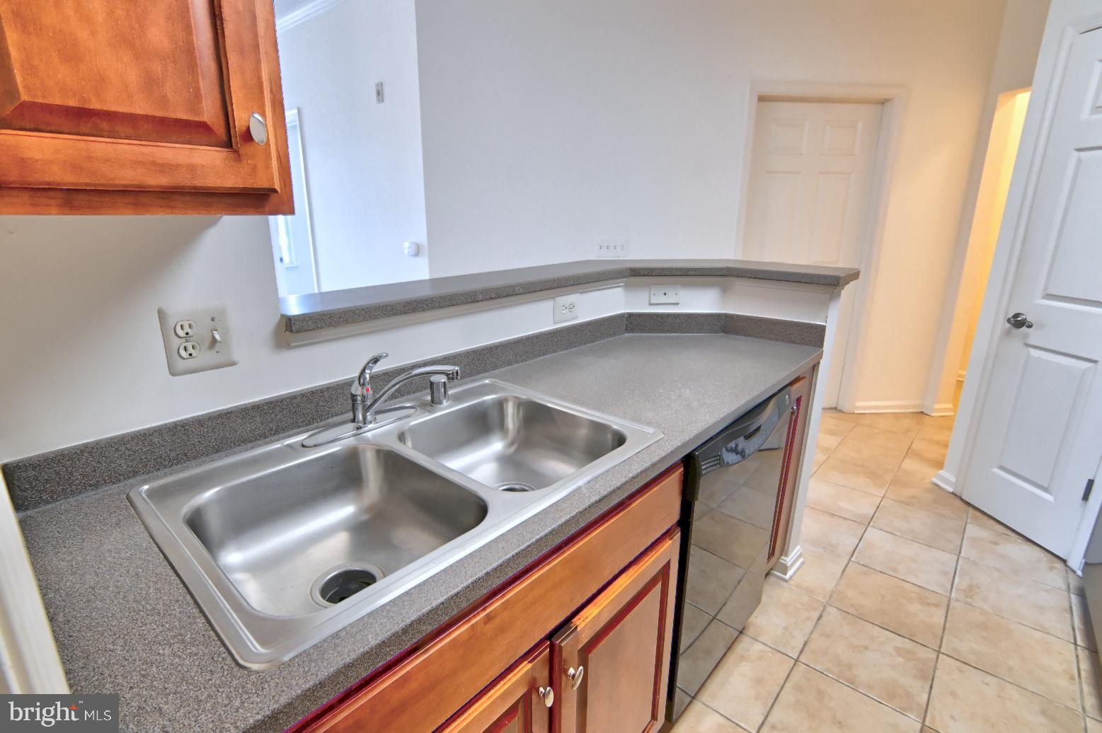 COMMONS ON POTOMAC SQUARE - Residential