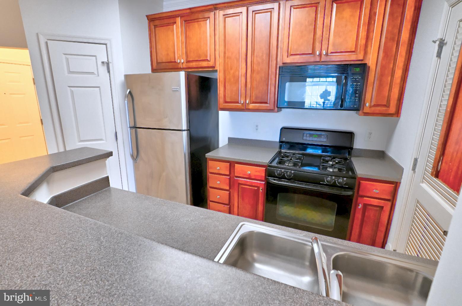 COMMONS ON POTOMAC SQUARE - Residential