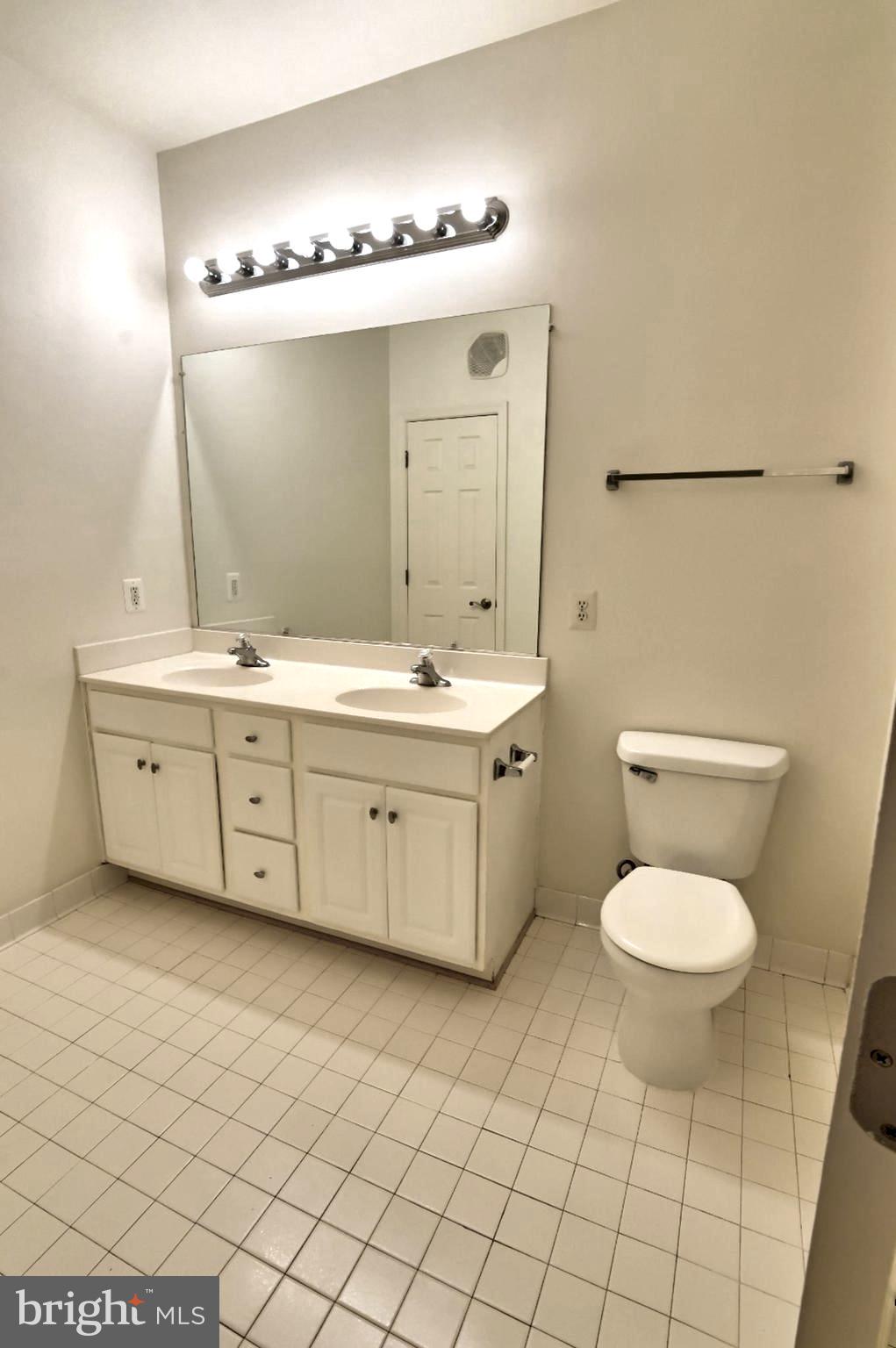 COMMONS ON POTOMAC SQUARE - Residential