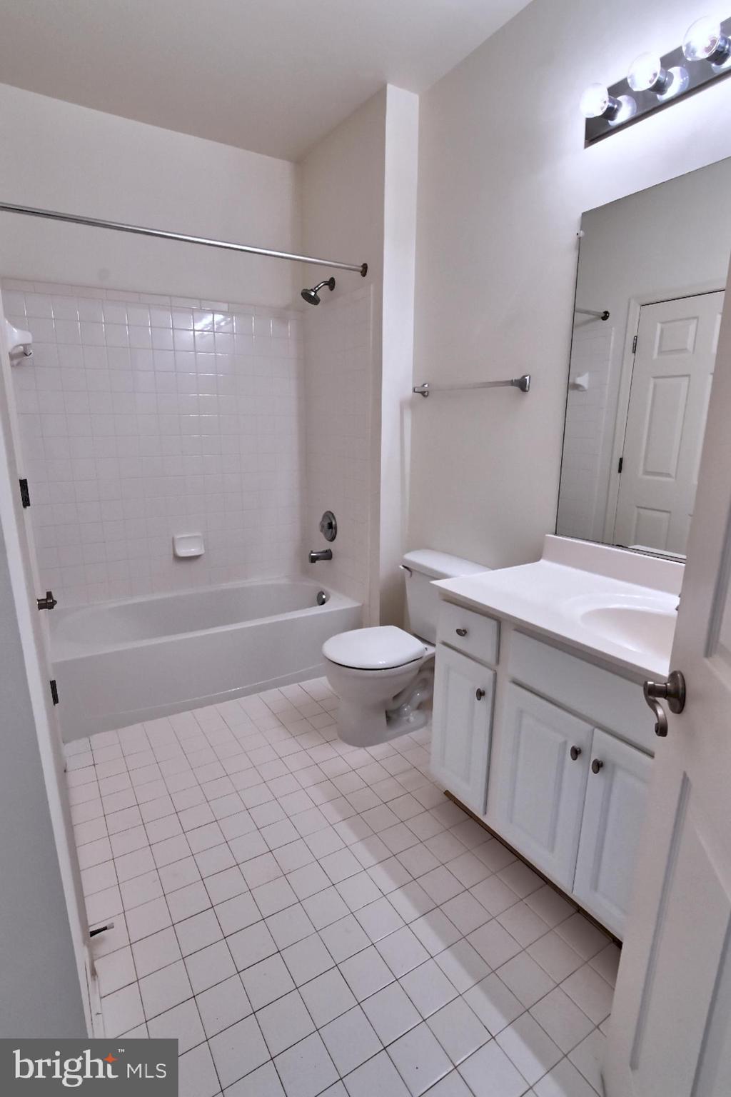 COMMONS ON POTOMAC SQUARE - Residential