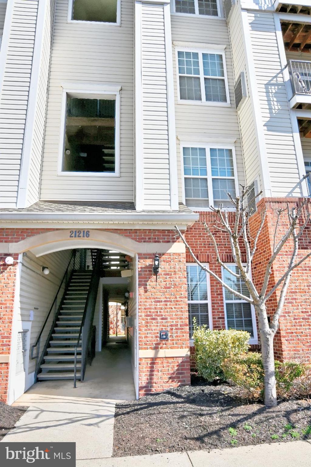 COMMONS ON POTOMAC SQUARE - Residential