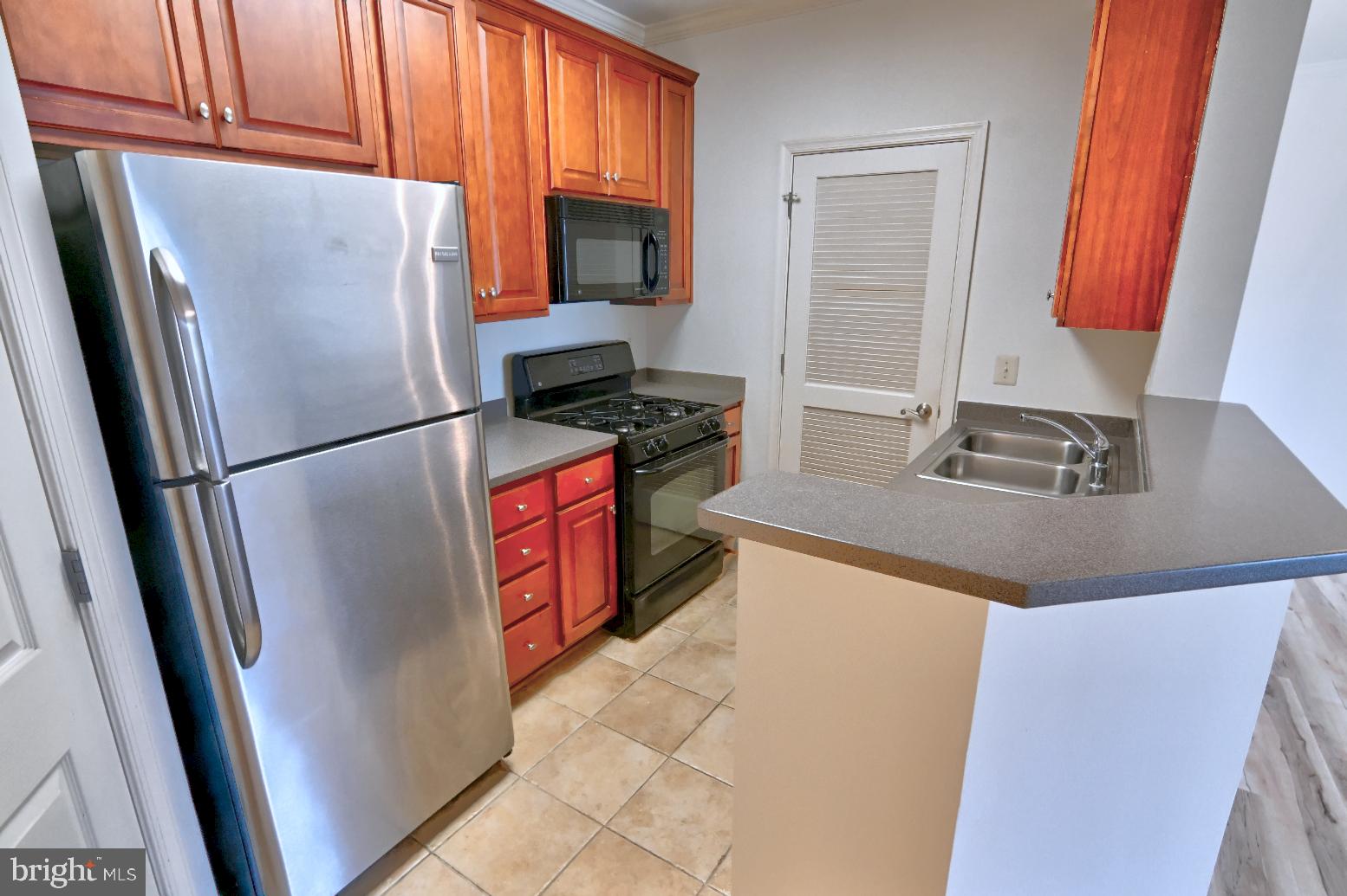 COMMONS ON POTOMAC SQUARE - Residential