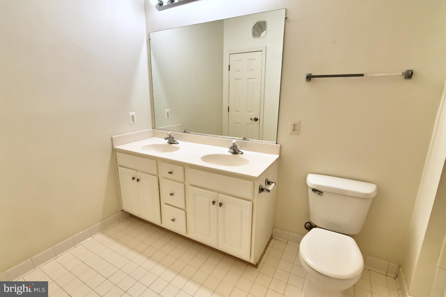 COMMONS ON POTOMAC SQUARE - Residential