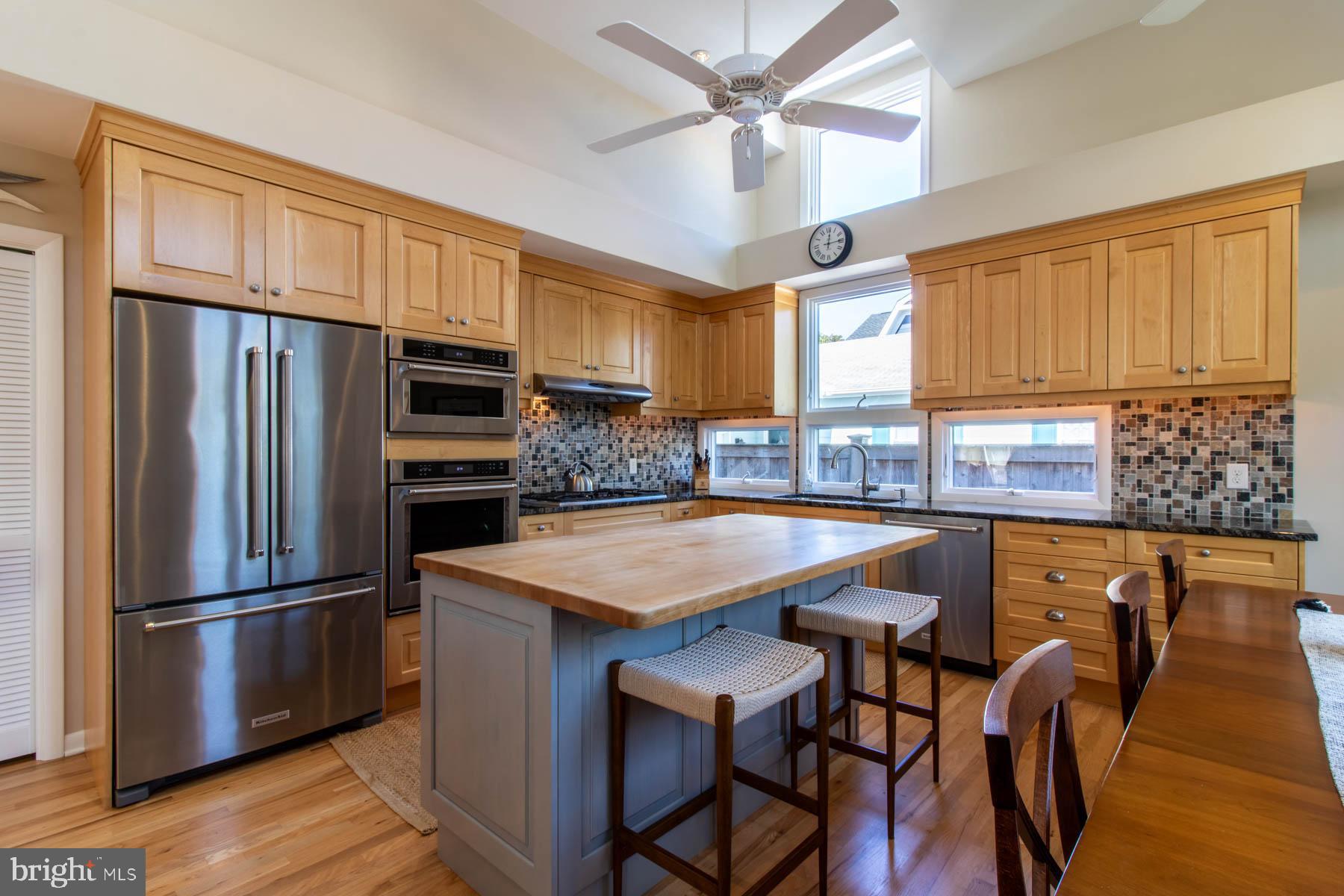 COUNTRY CLUB ESTATES - Residential