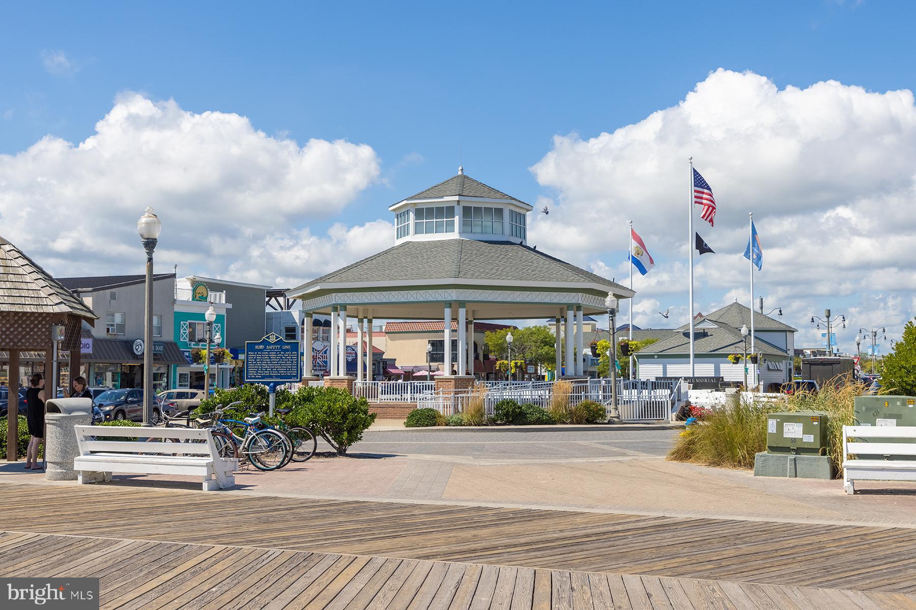 COUNTRY CLUB ESTATES - Residential