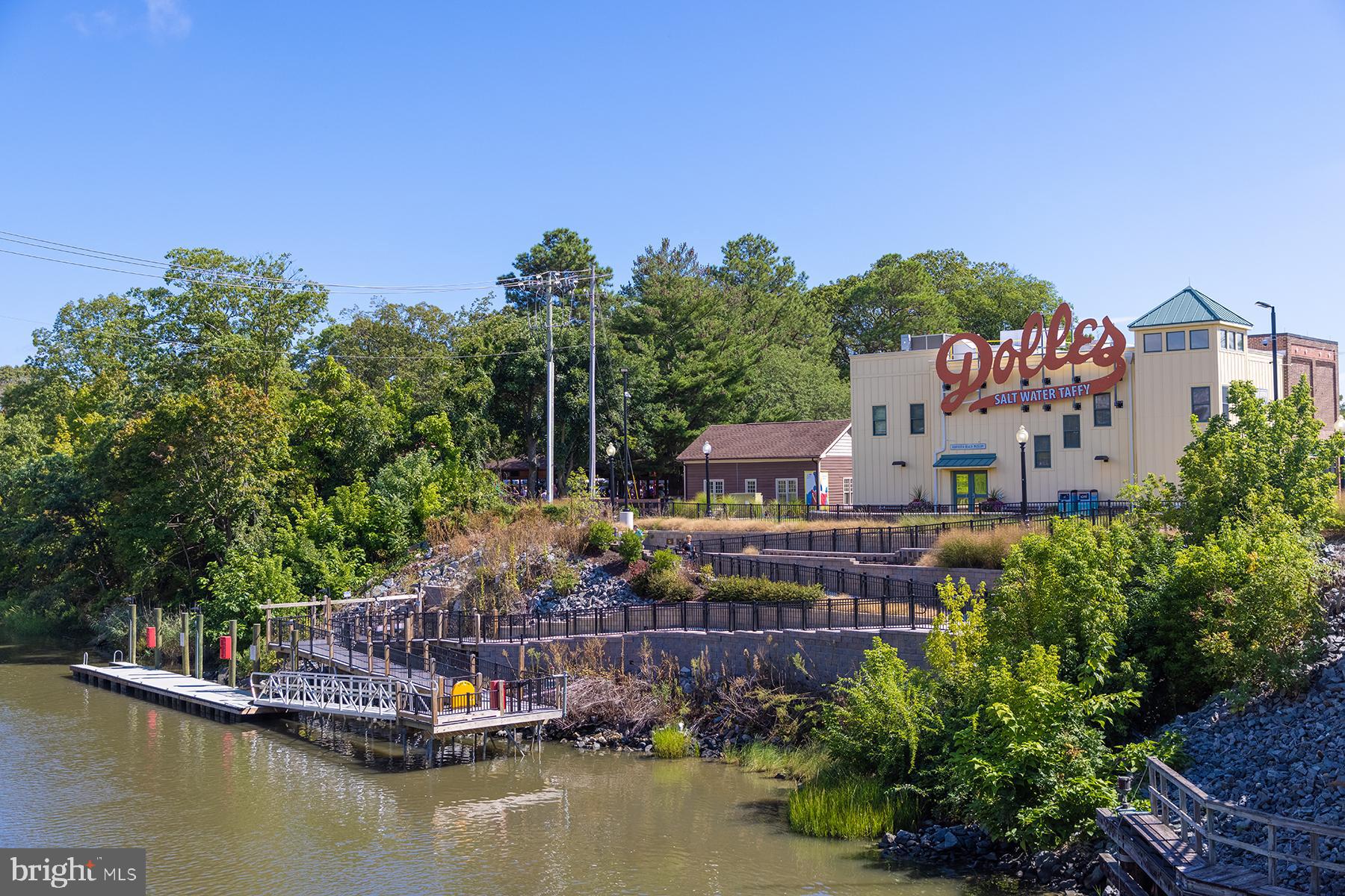 COUNTRY CLUB ESTATES - Residential