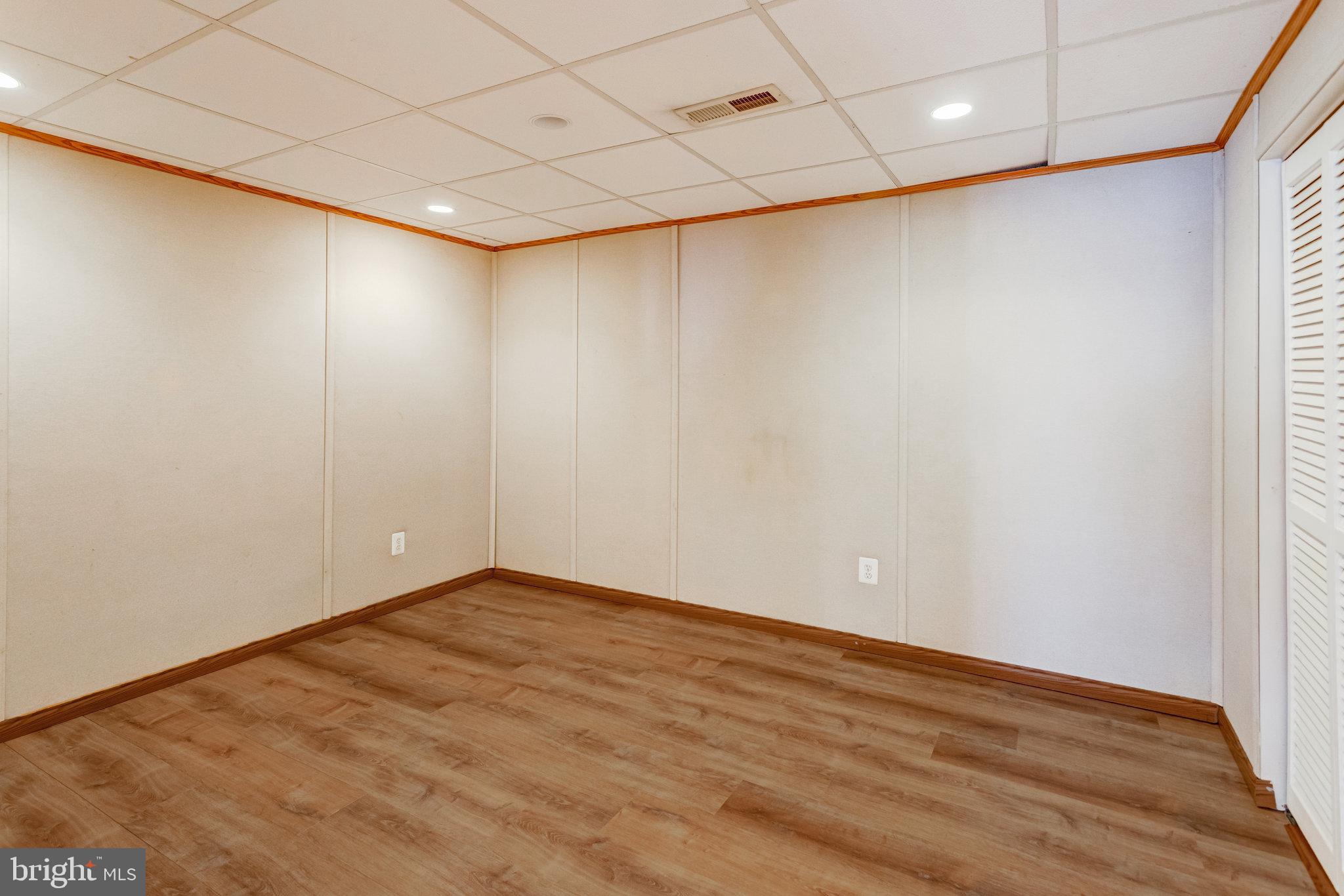 LAKECREST - Residential Lease