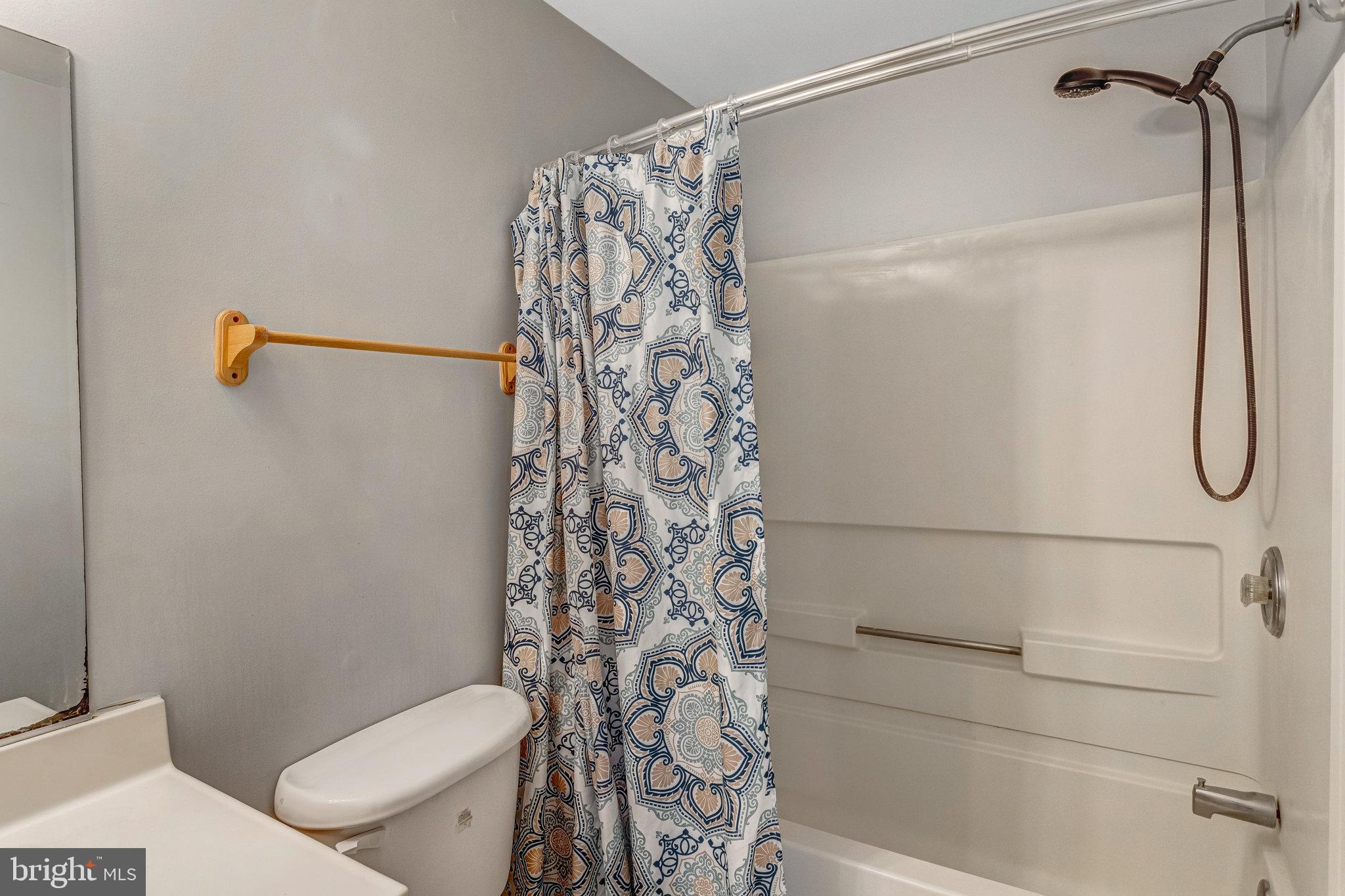 LAKECREST - Residential Lease