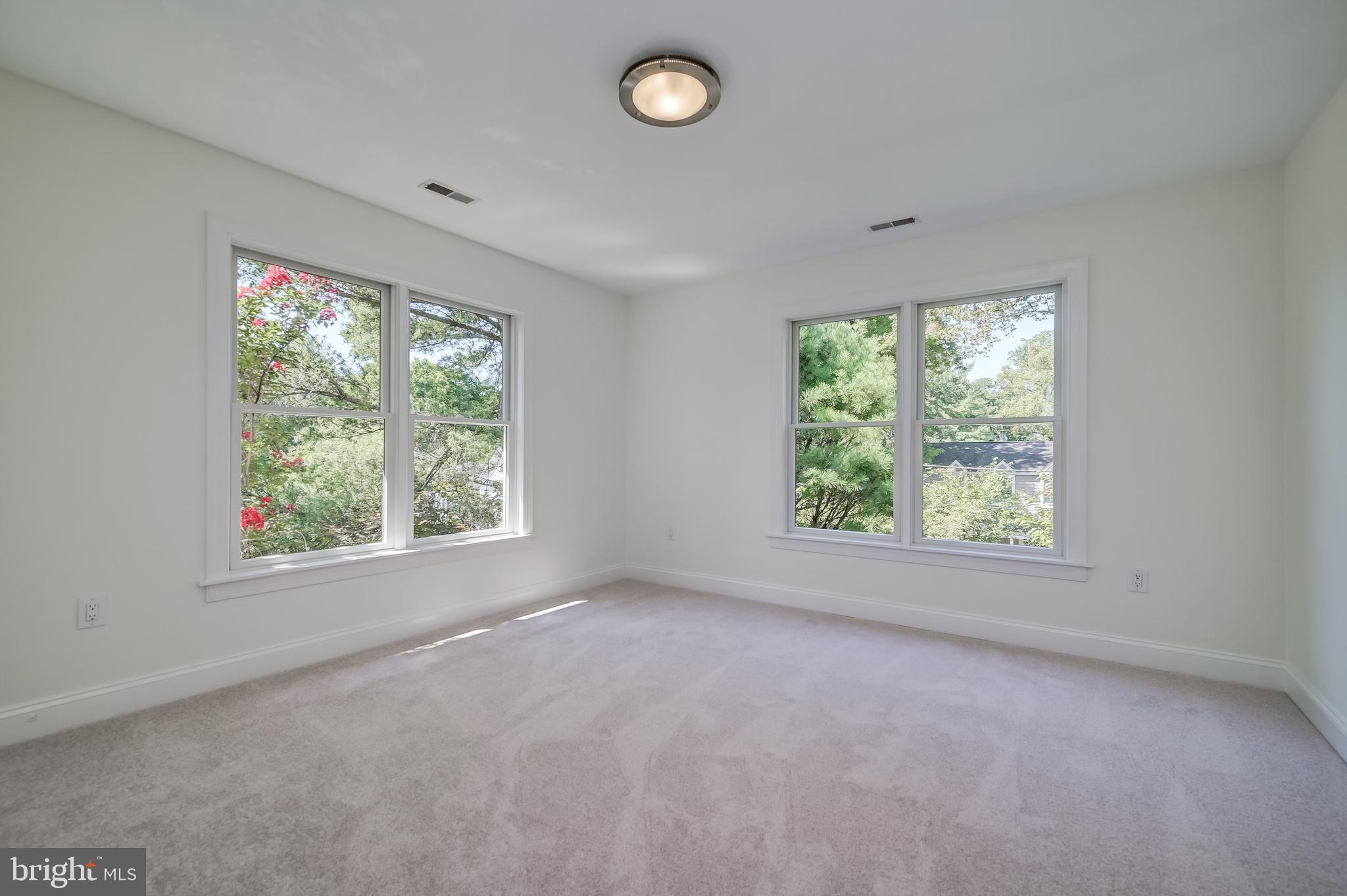 GREENWICH FOREST - Residential