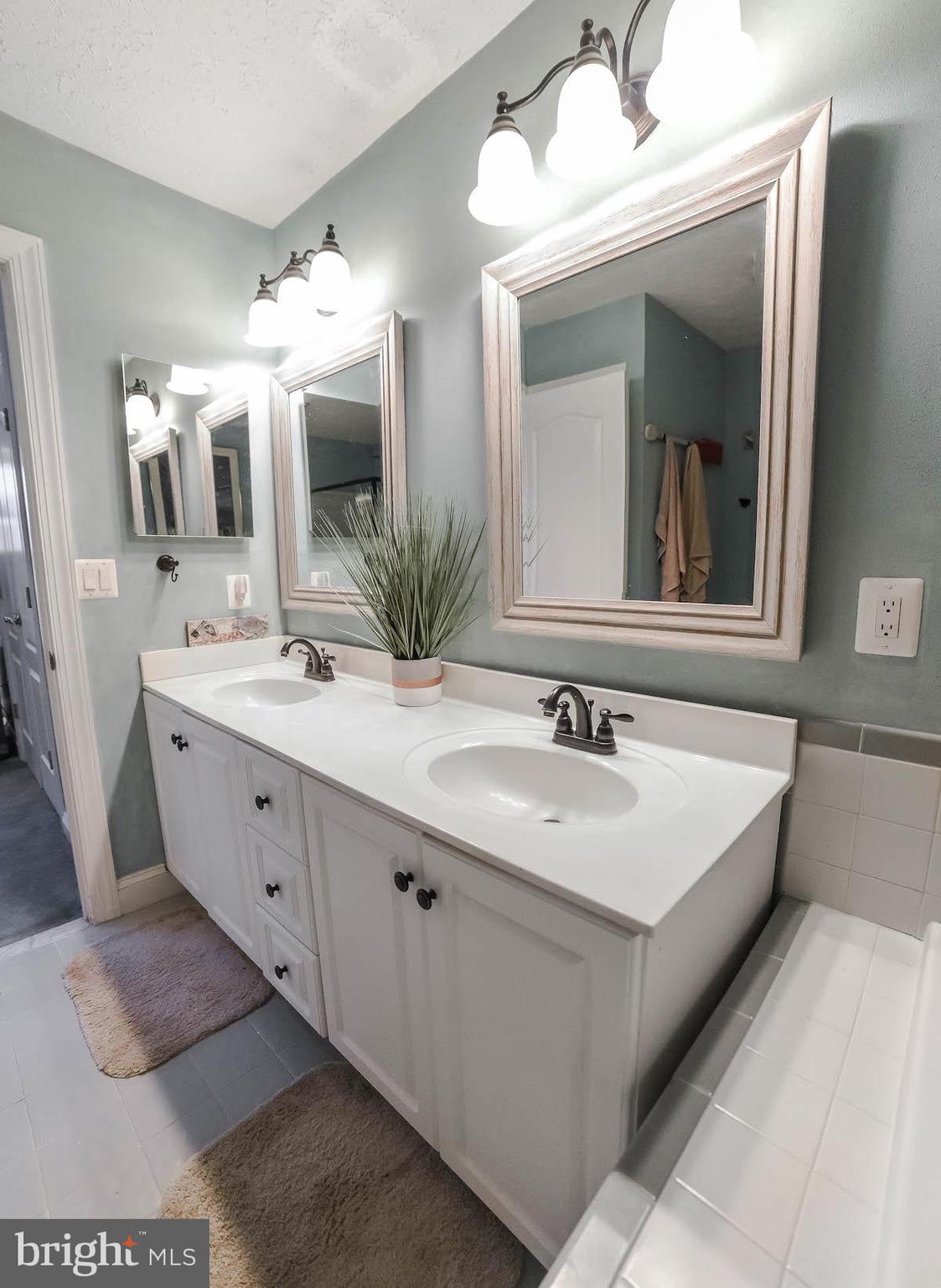 VILLAS ON WATERS EDGE - Residential