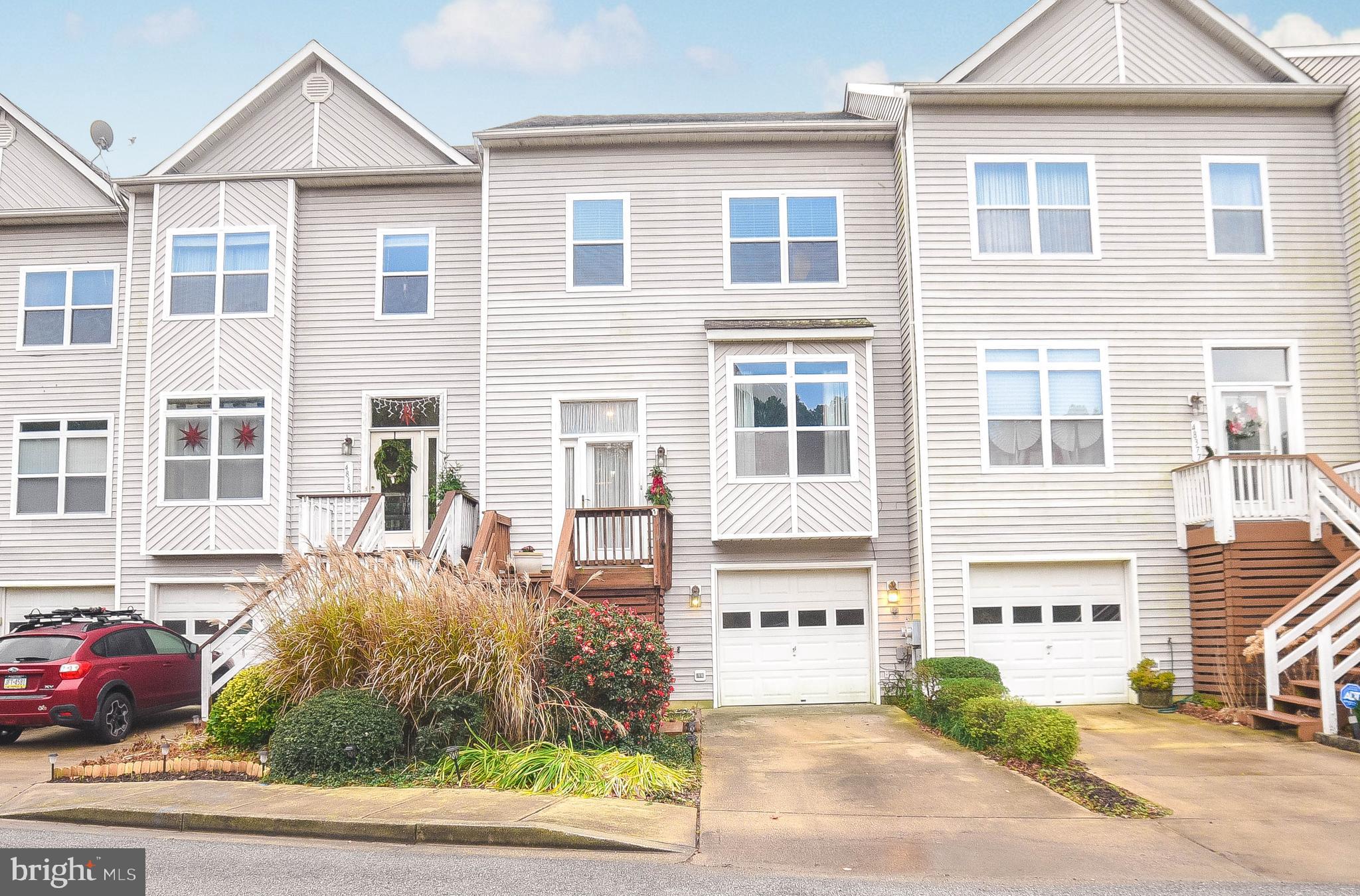 VILLAS ON WATERS EDGE - Residential