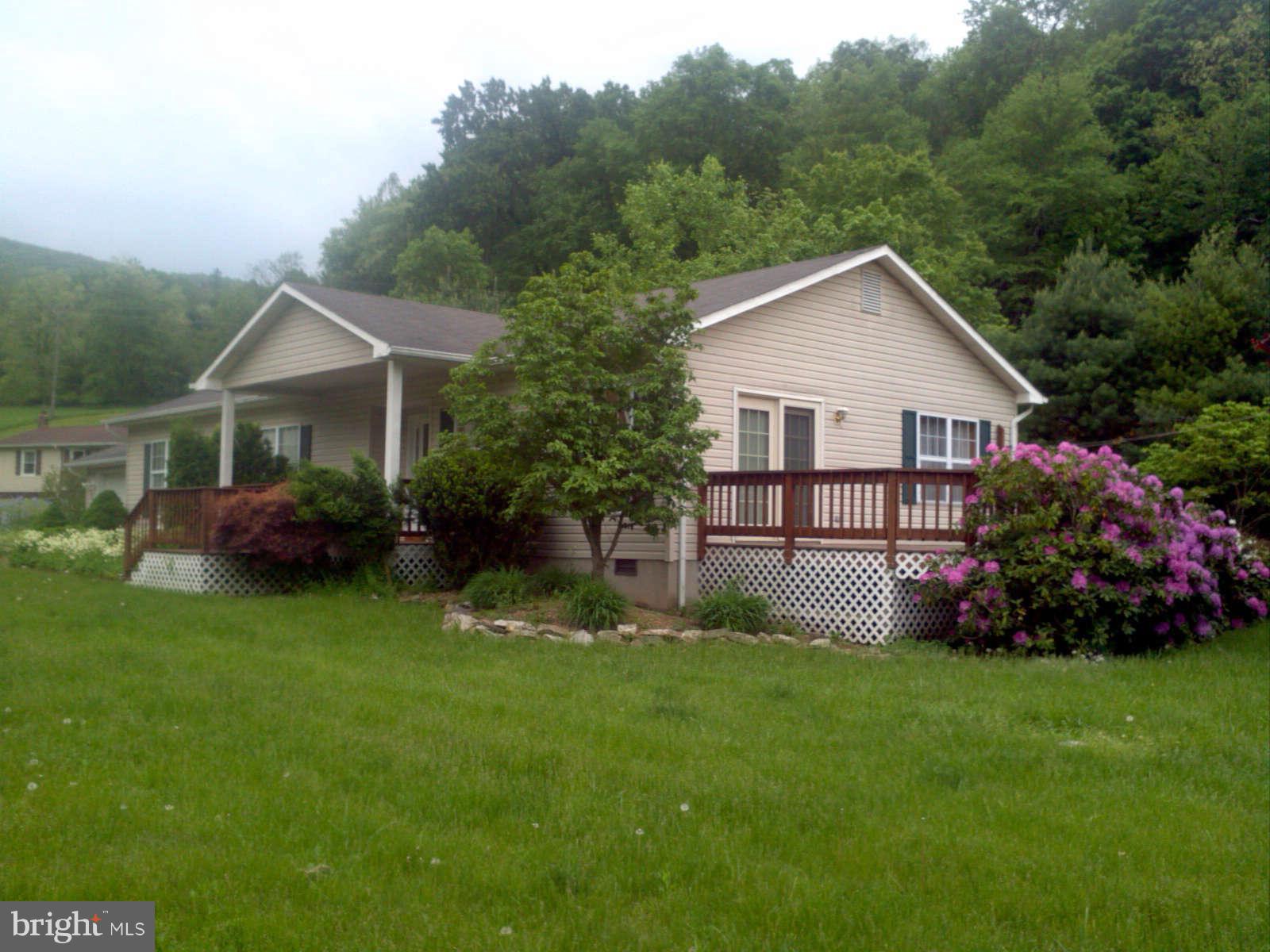 Well maintained turn key home, minutes from franklin. Priced to sell. Home is landscaped very well constructed. located in Ruddle WV. Close to fishing & national forest hunting.