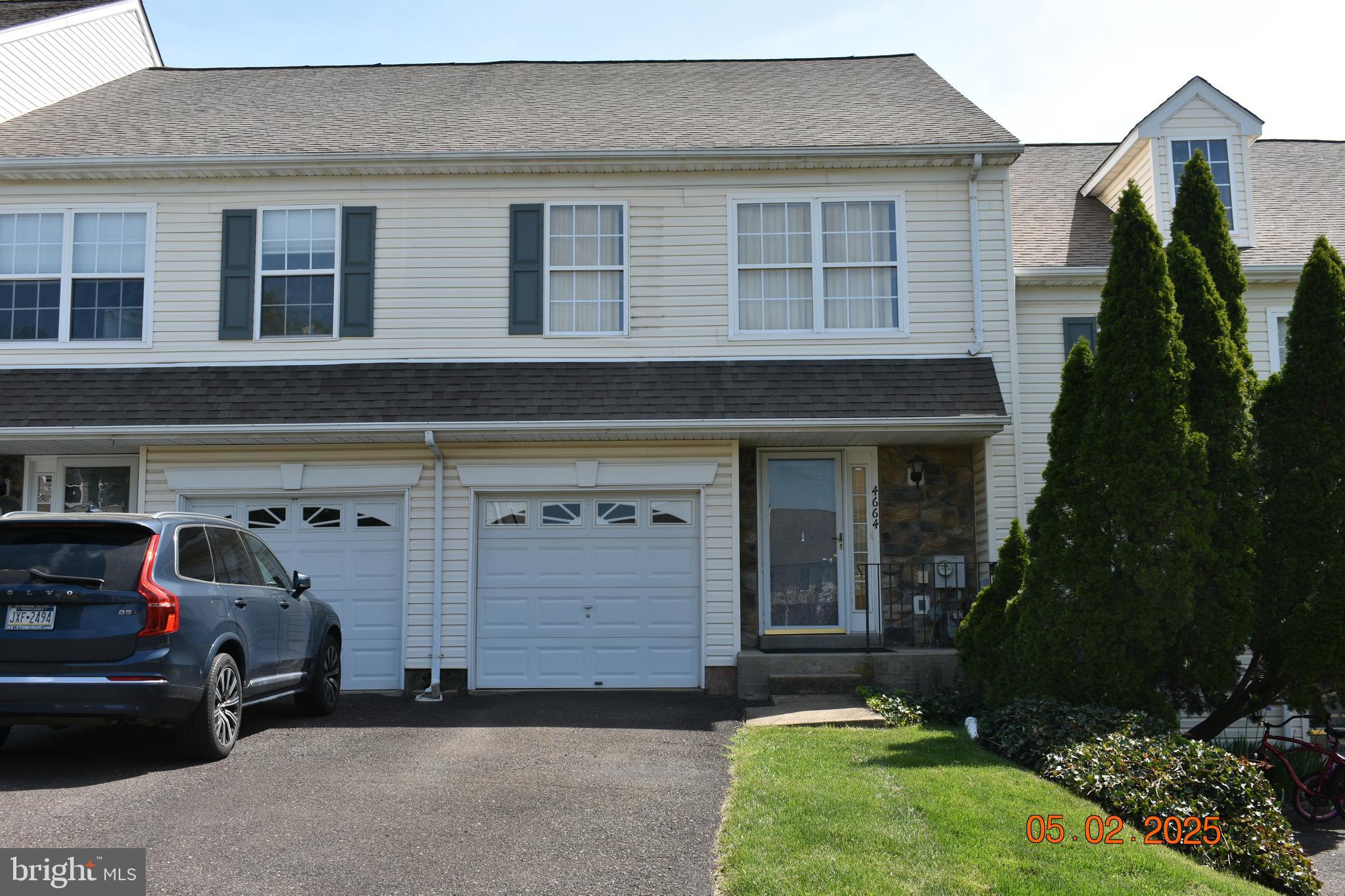 Patriots Ridge Townhouse with Garage and finished basement ! This unit is a handyman special. With some love and some work this this gem can sparkle again! This property is being offered in "as is" condition.