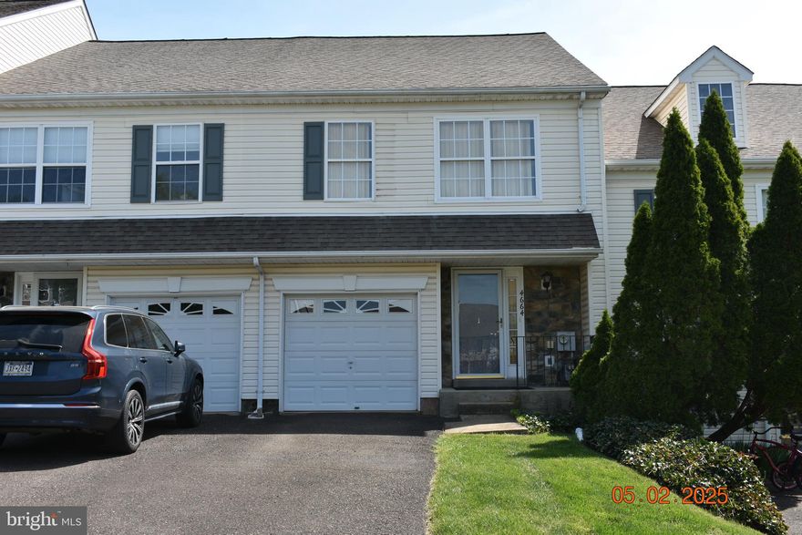 Patriots Ridge Townhouse with Garage and finished basement ! This unit is a handyman special.  With some love and some work this this gem can sparkle again!  This property is being offered in "as is" condition.