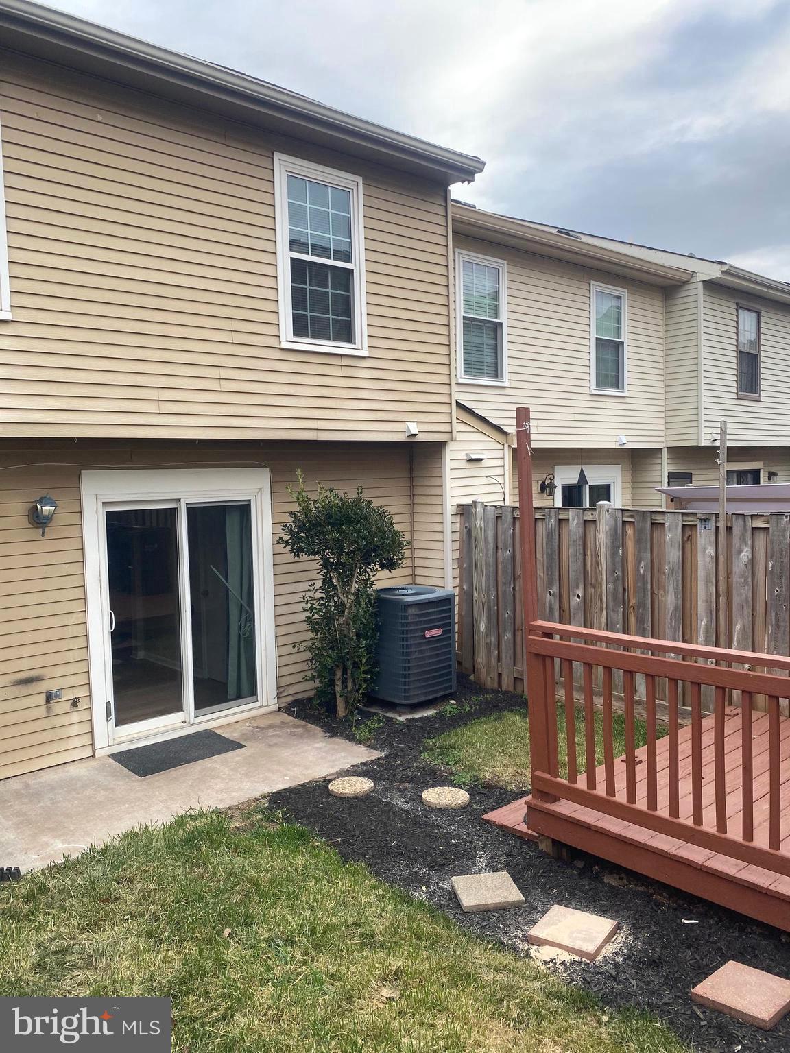 LONGSTREET COMMONS - Residential Lease