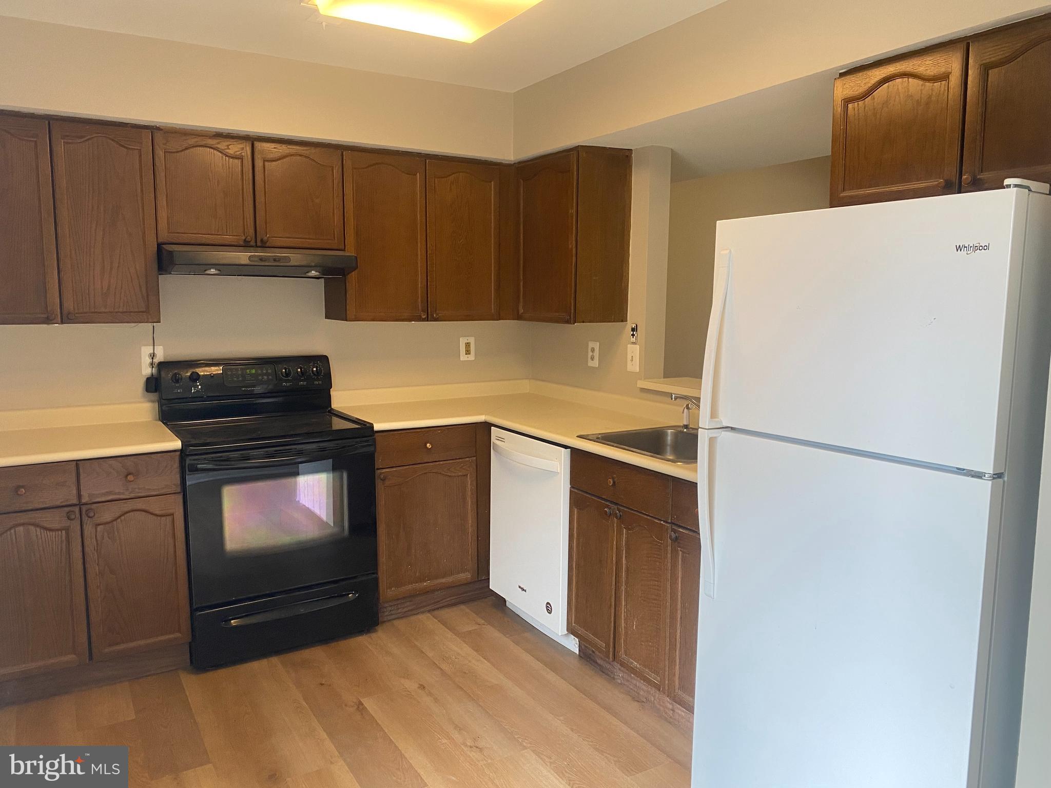 LONGSTREET COMMONS - Residential Lease