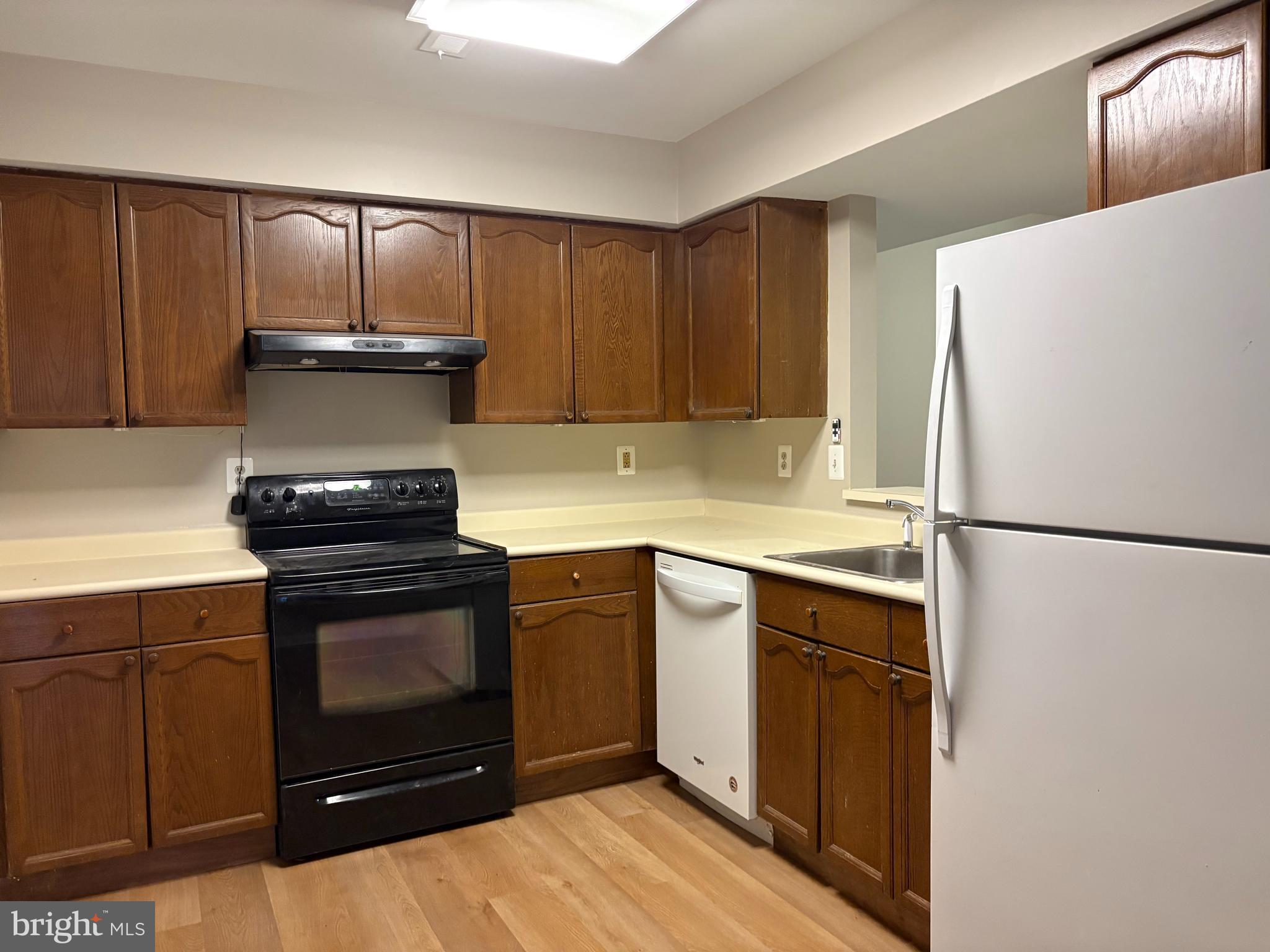 LONGSTREET COMMONS - Residential Lease