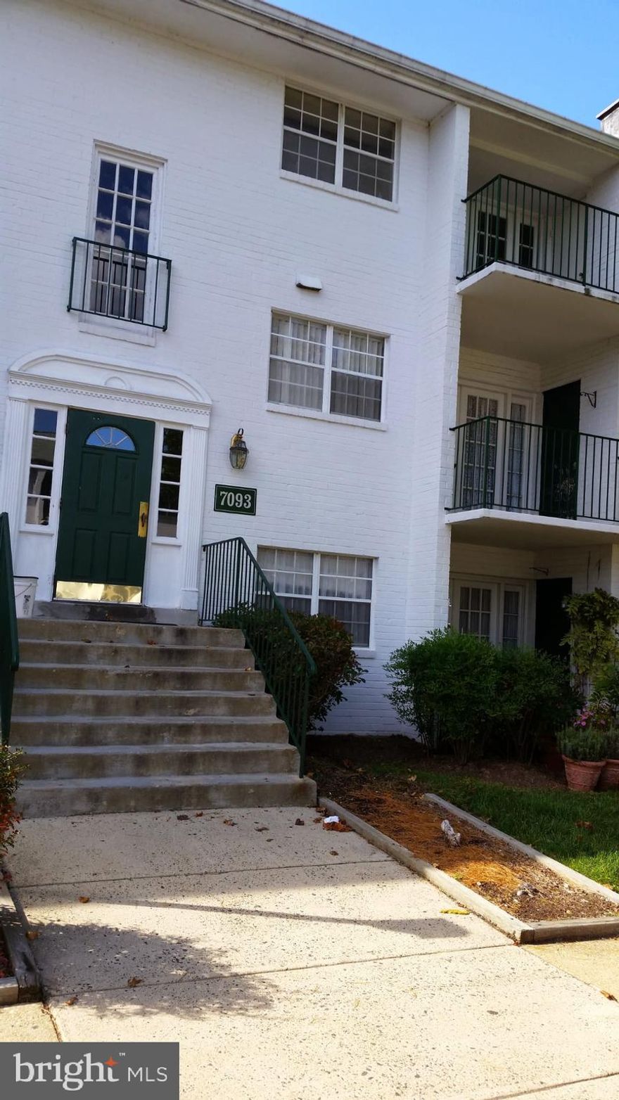 LOCATION  LOCATION  LOCATION !! WALKING DISTANCE FROM SHOPPING CENTER CLOSE TO MAJOR HIGHWAYS AND METRO CENTER !! OPEN LAYOUT WITH THE BALCONY .