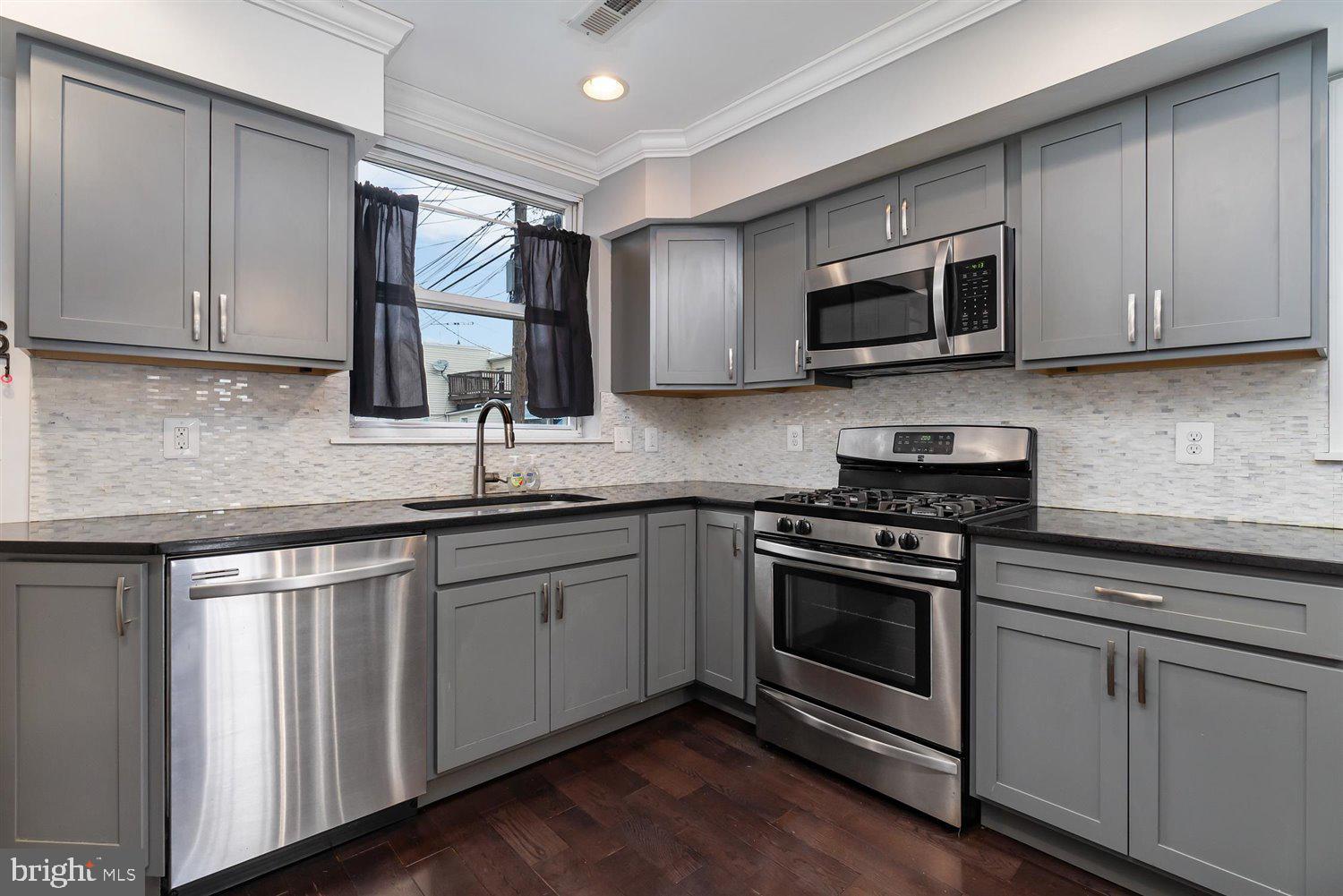 LOCUST POINT - Residential