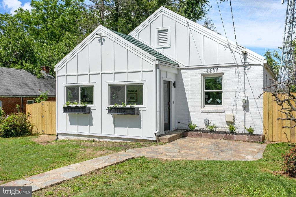 Photo of 2237 N Harrison Street, ARLINGTON, VA 22205 (MLS # VAAR2069952)
