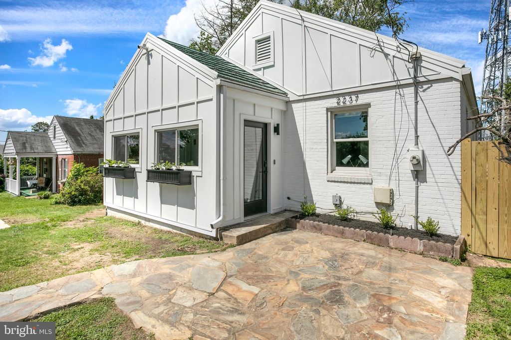 Photo of 2237 N Harrison Street, ARLINGTON, VA 22205 (MLS # VAAR2069952)