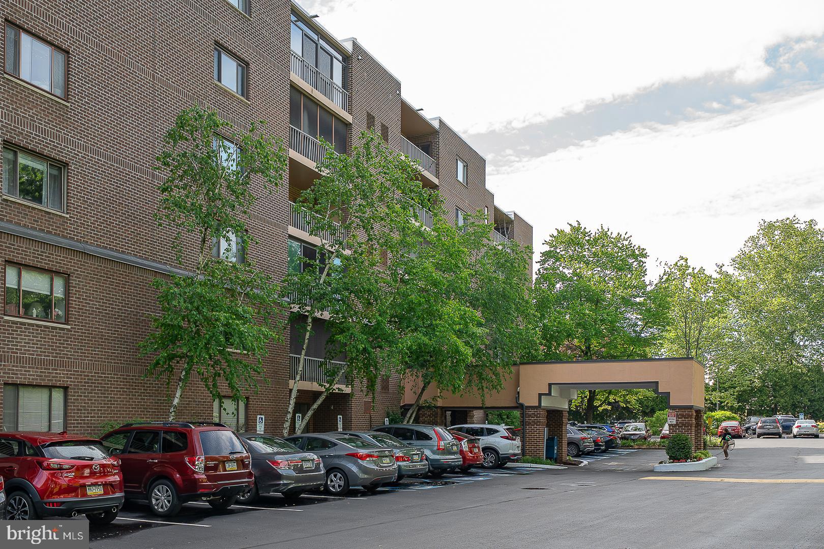 1219 W WYNNEWOOD ROAD 208