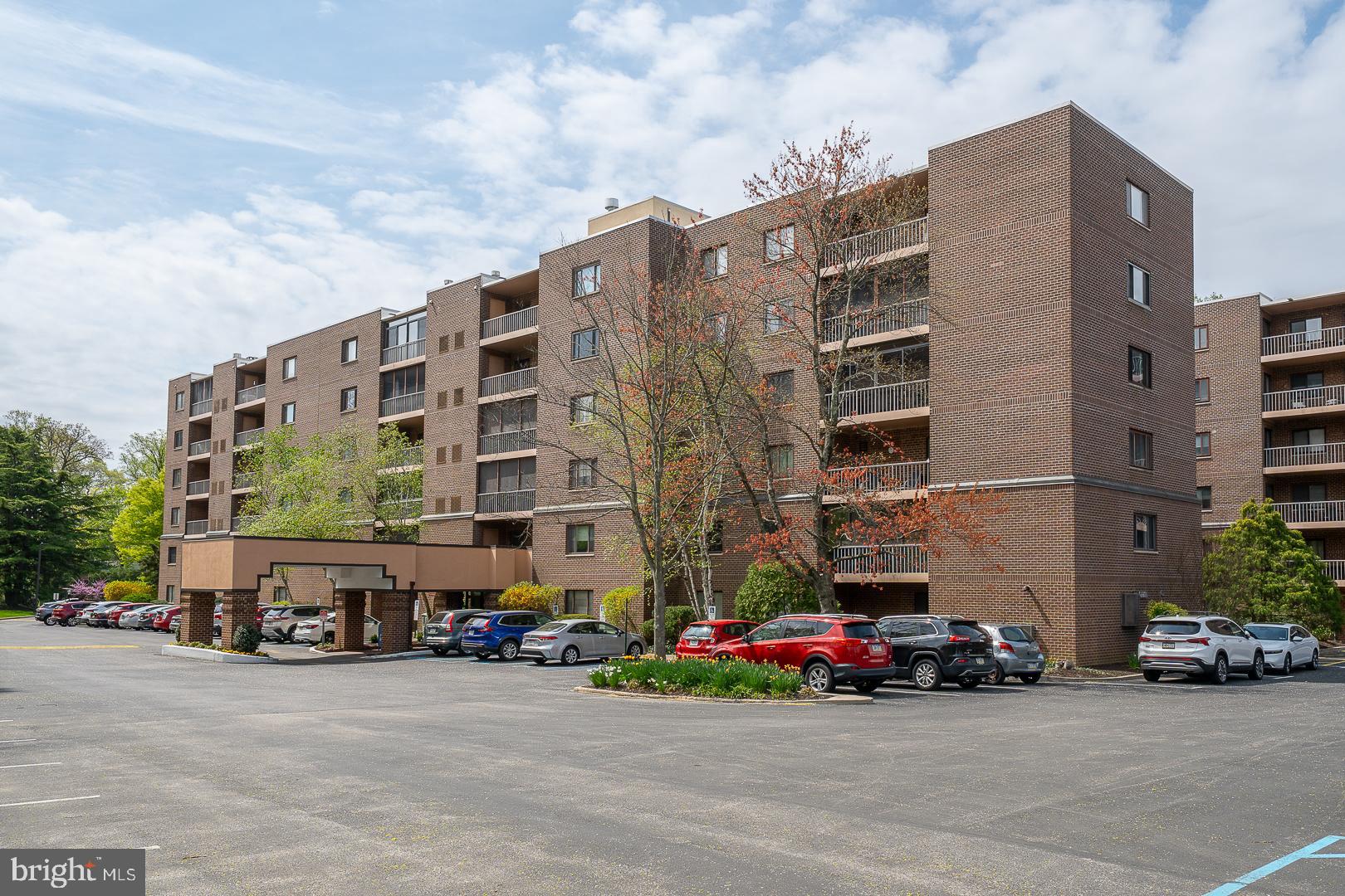 1219 W WYNNEWOOD ROAD 208