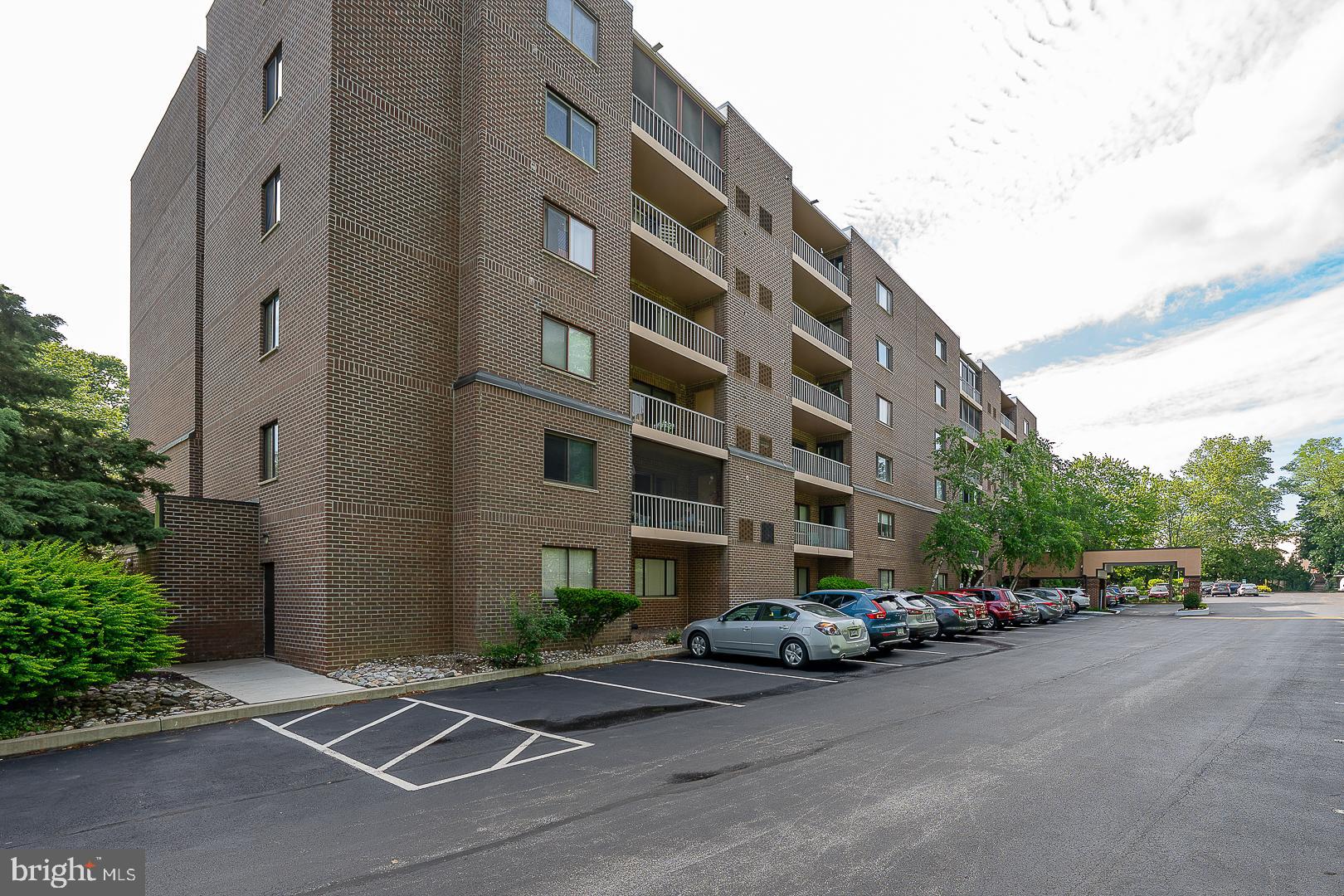 1219 W WYNNEWOOD ROAD 208