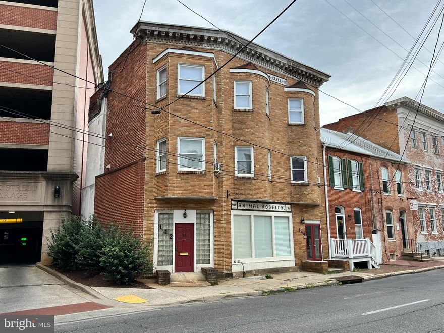 Bright and spacious 2 bedroom top floor apartment apartment for lease in downtown Frederick.  Close to everything downtown Frederick has to offer.