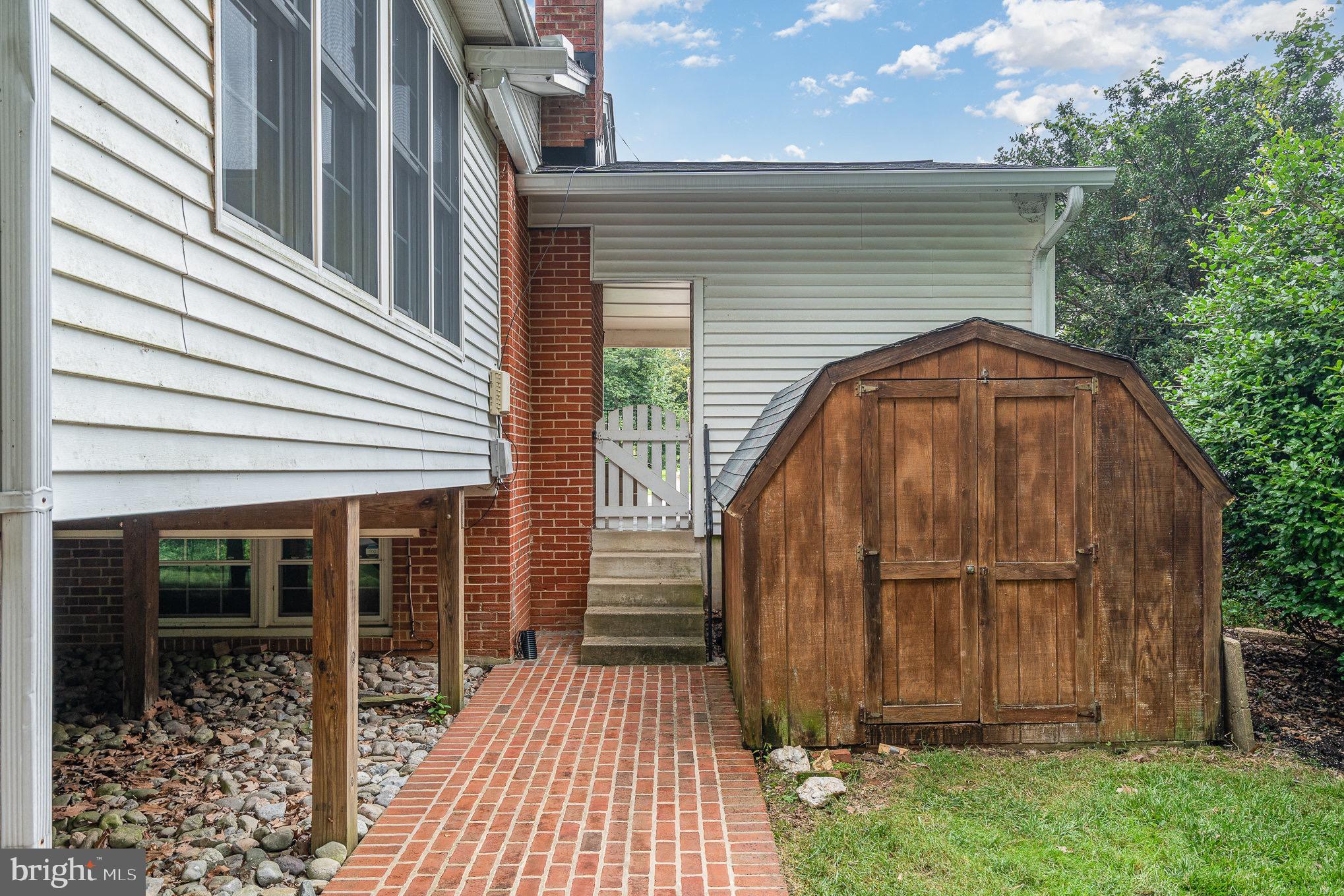 MOSBY WOODS - Residential Lease