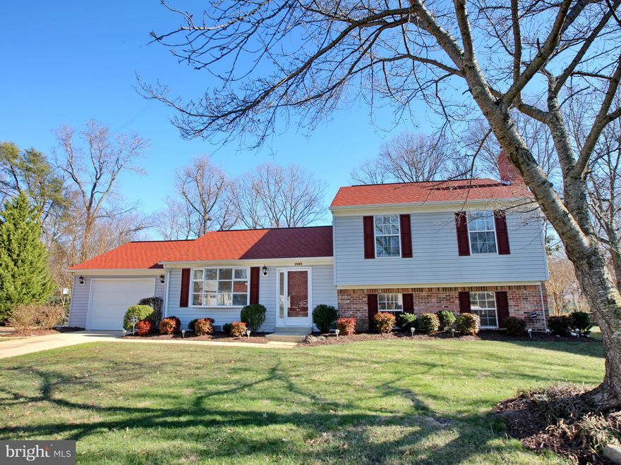 MOVE IN READY!! BEAUTIFUL NEWLY RENOVATED HOME. NEW PAINT FLOORING AND CARPET THROUGHOUT. ALL NEW LIGHT FIXTURES RENOVATED BATHROOMS NEW KITCHEN COUNTERTOPS AND SINK  LARGE BACKYARD CLOSE TO SHOPPING AND PERFECTLY LOCATED IN A CUL DE SAC.  DON'T LET THIS ONE GET AWAY