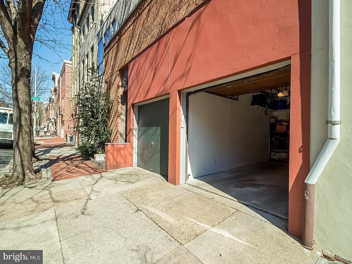 QUEEN VILLAGE - Residential