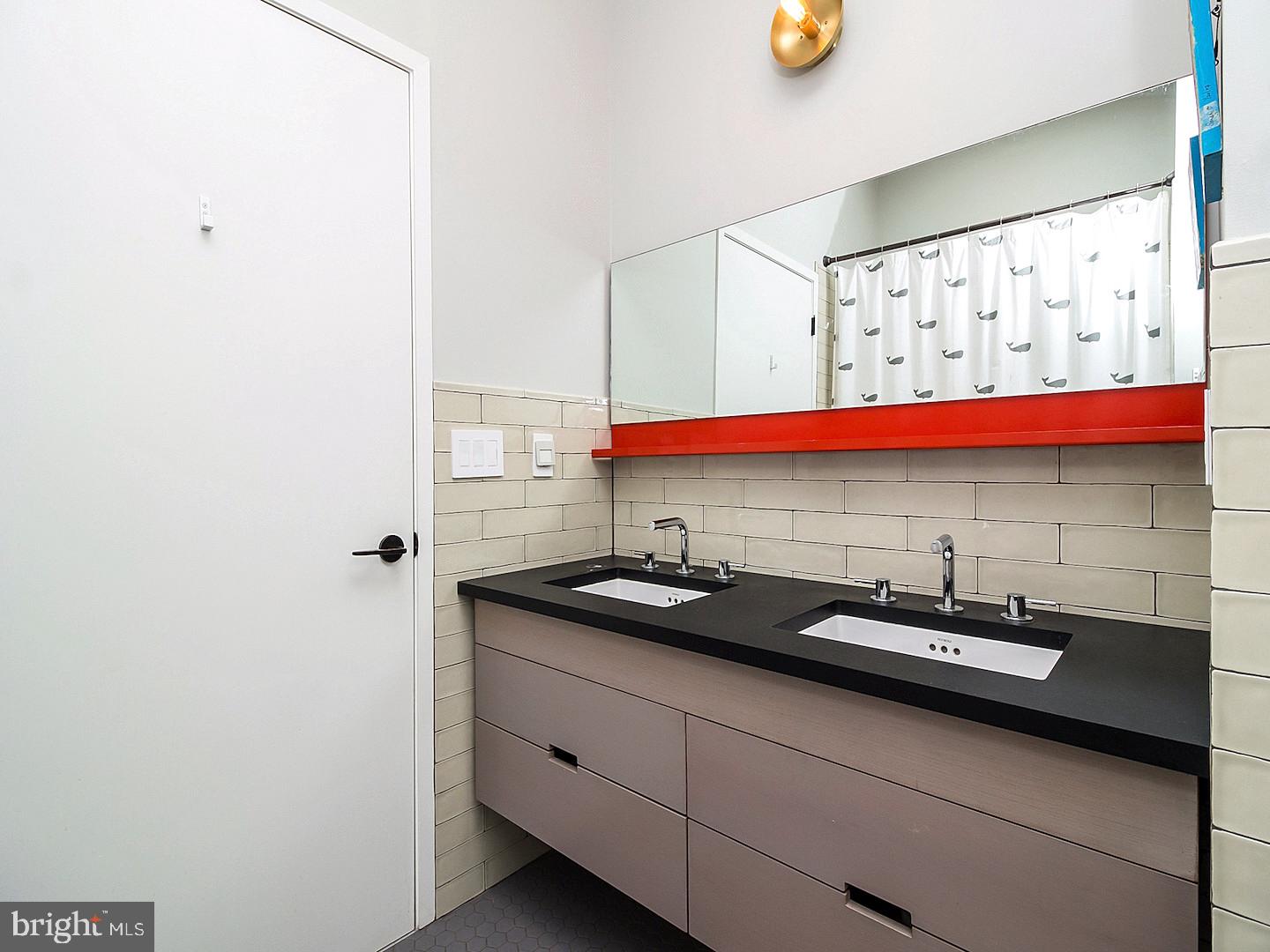 QUEEN VILLAGE - Residential