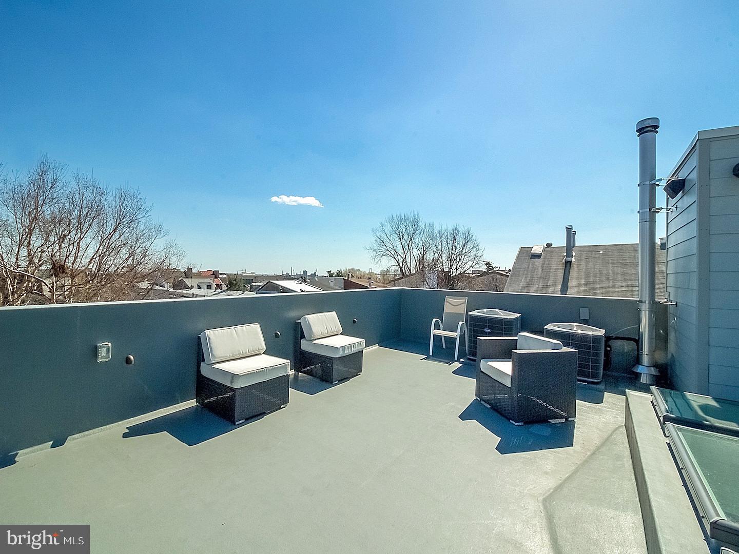 QUEEN VILLAGE - Residential