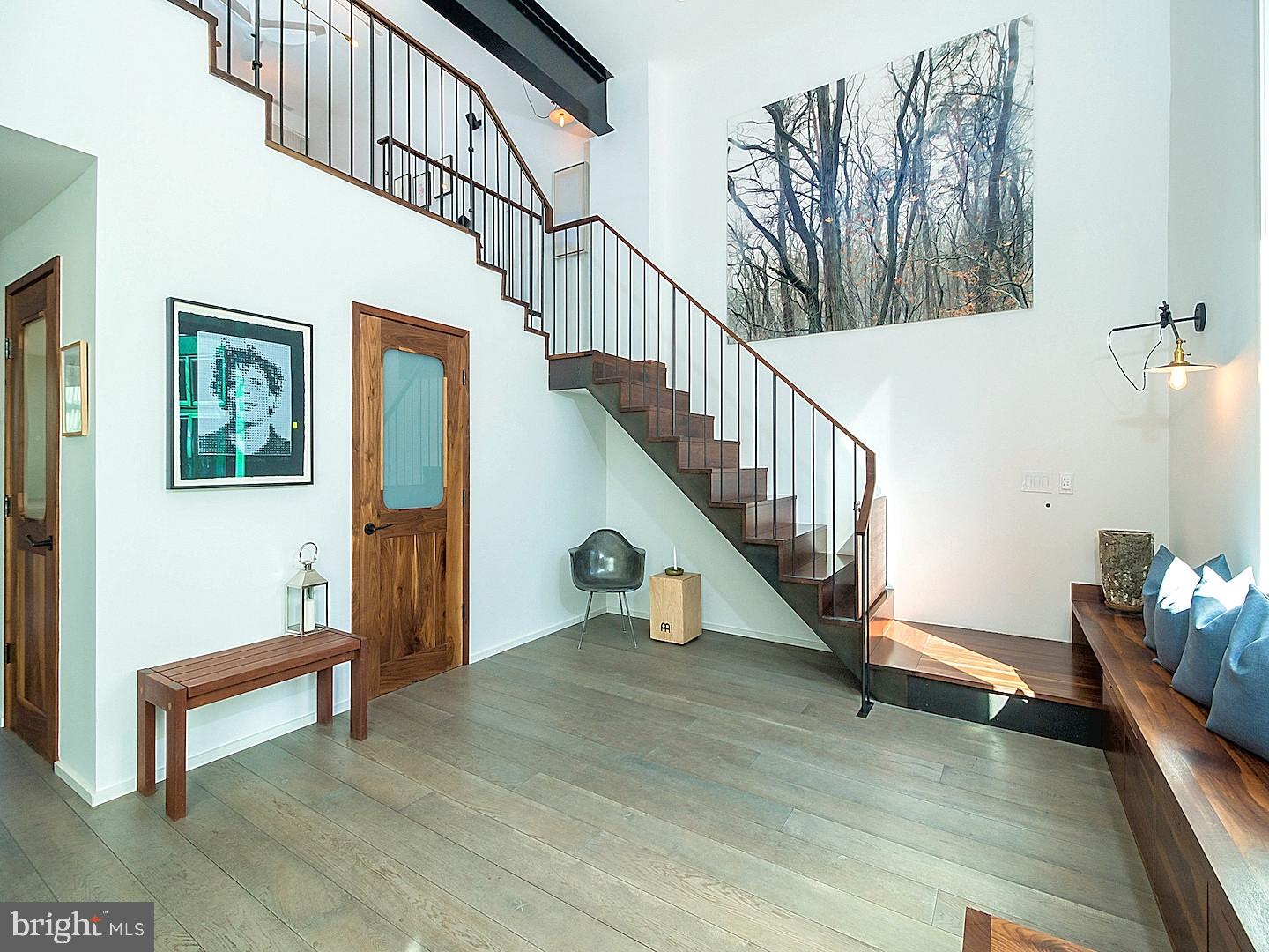 QUEEN VILLAGE - Residential