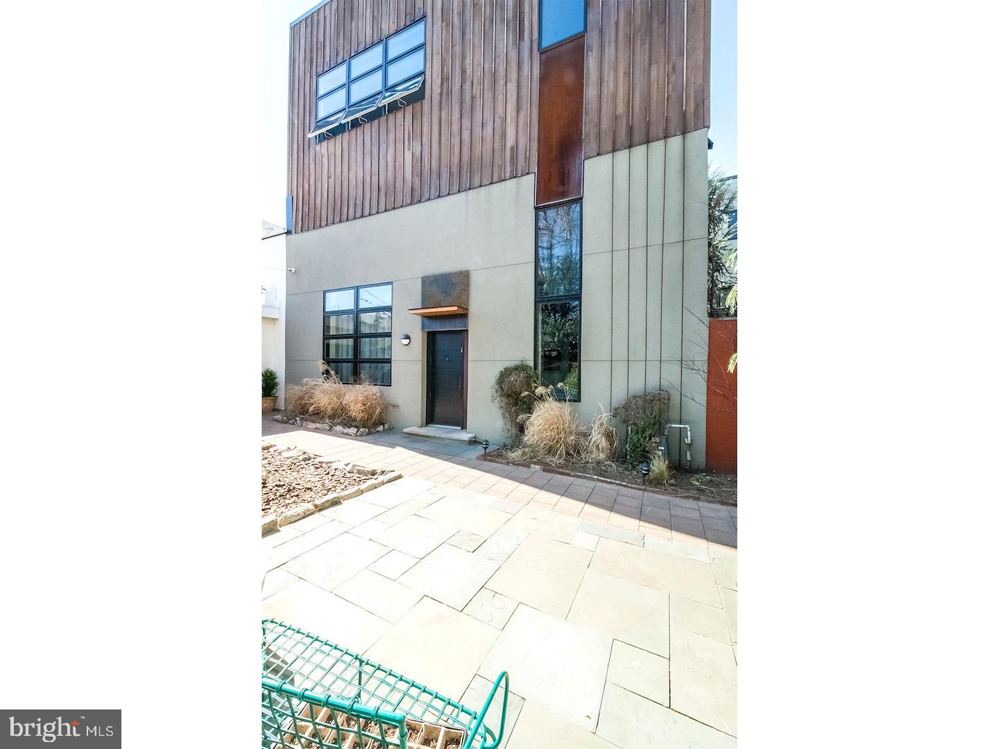 QUEEN VILLAGE - Residential