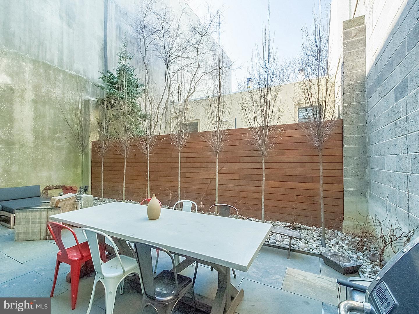 QUEEN VILLAGE - Residential