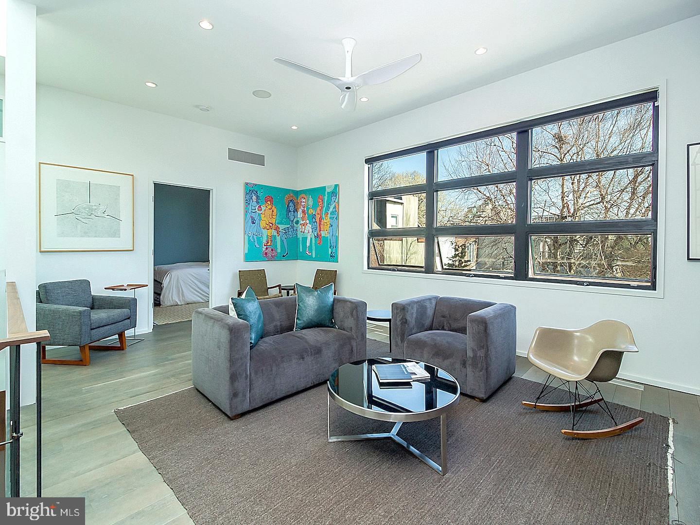 QUEEN VILLAGE - Residential