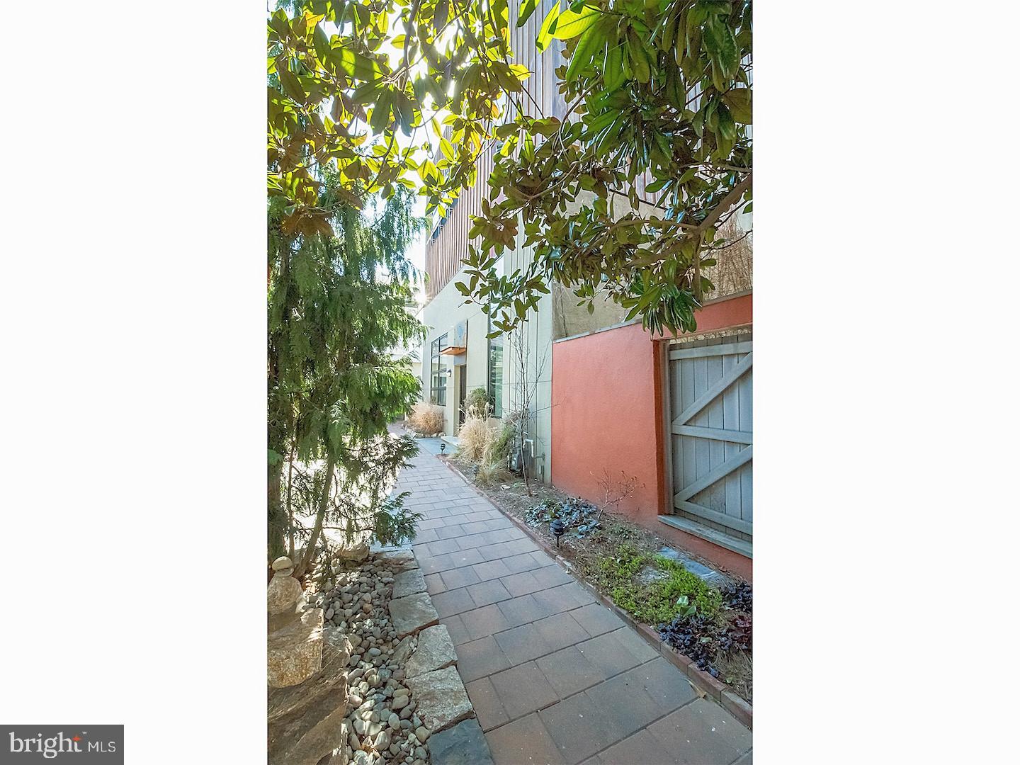 QUEEN VILLAGE - Residential