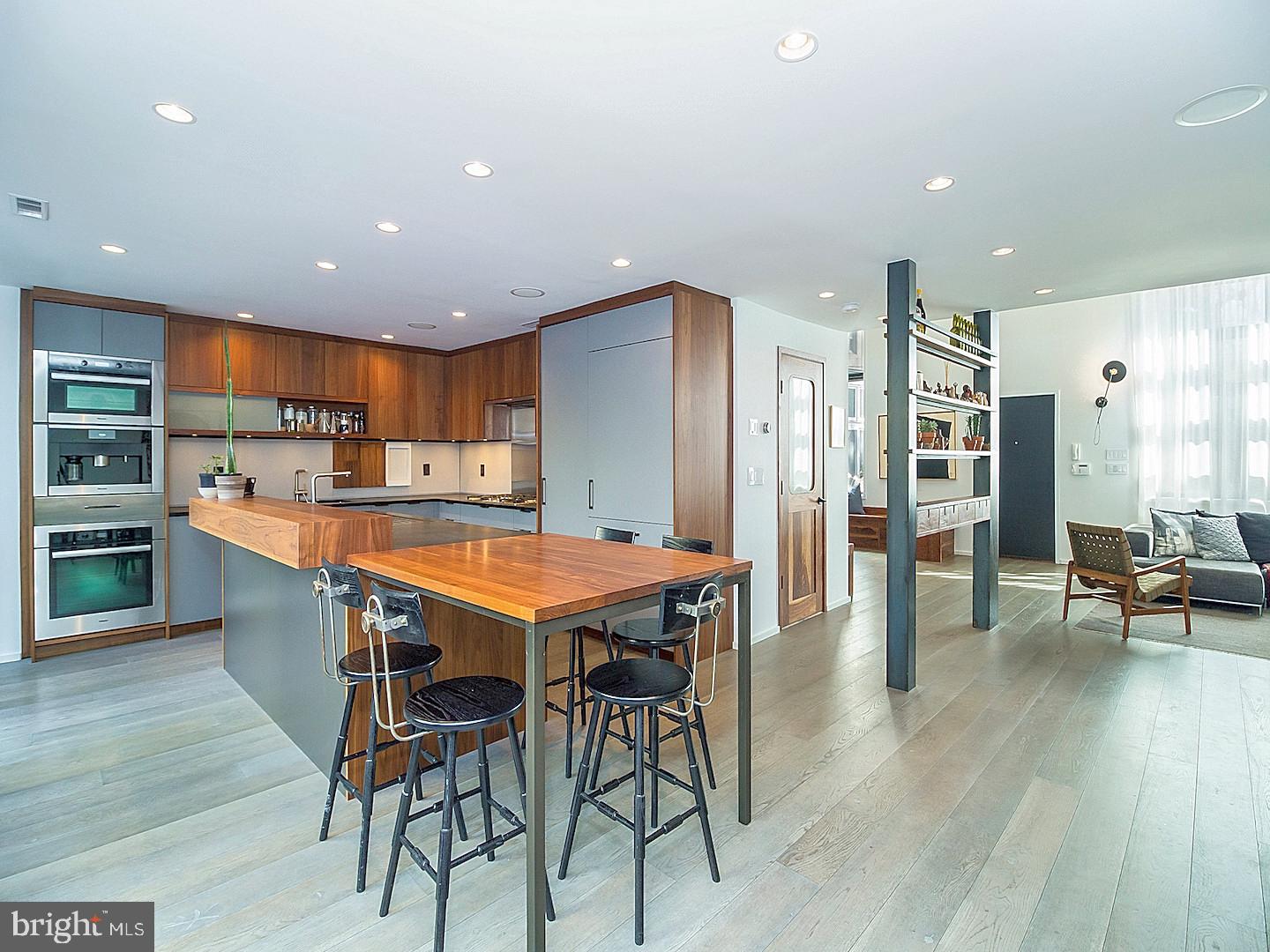 QUEEN VILLAGE - Residential