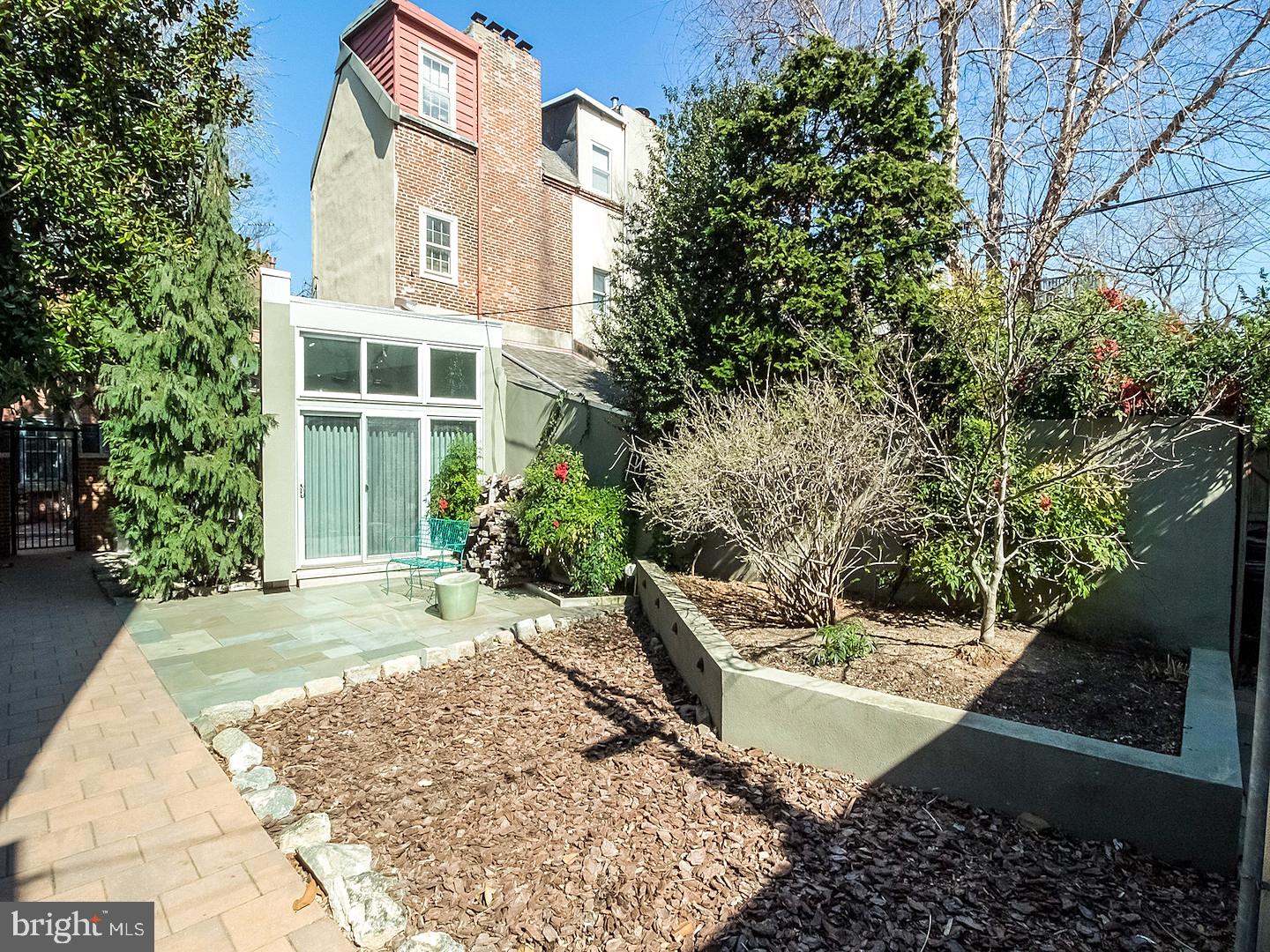 QUEEN VILLAGE - Residential