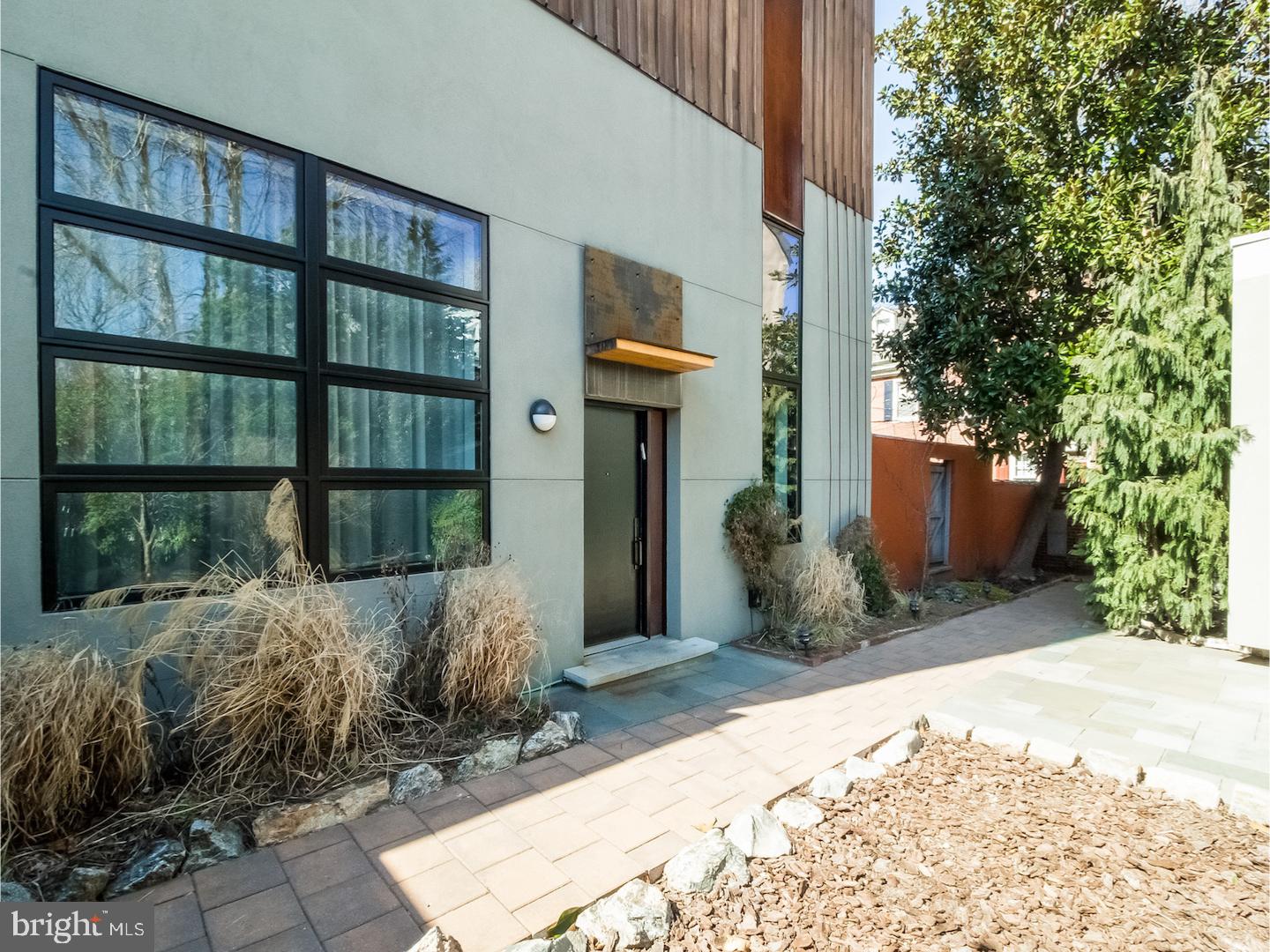 QUEEN VILLAGE - Residential