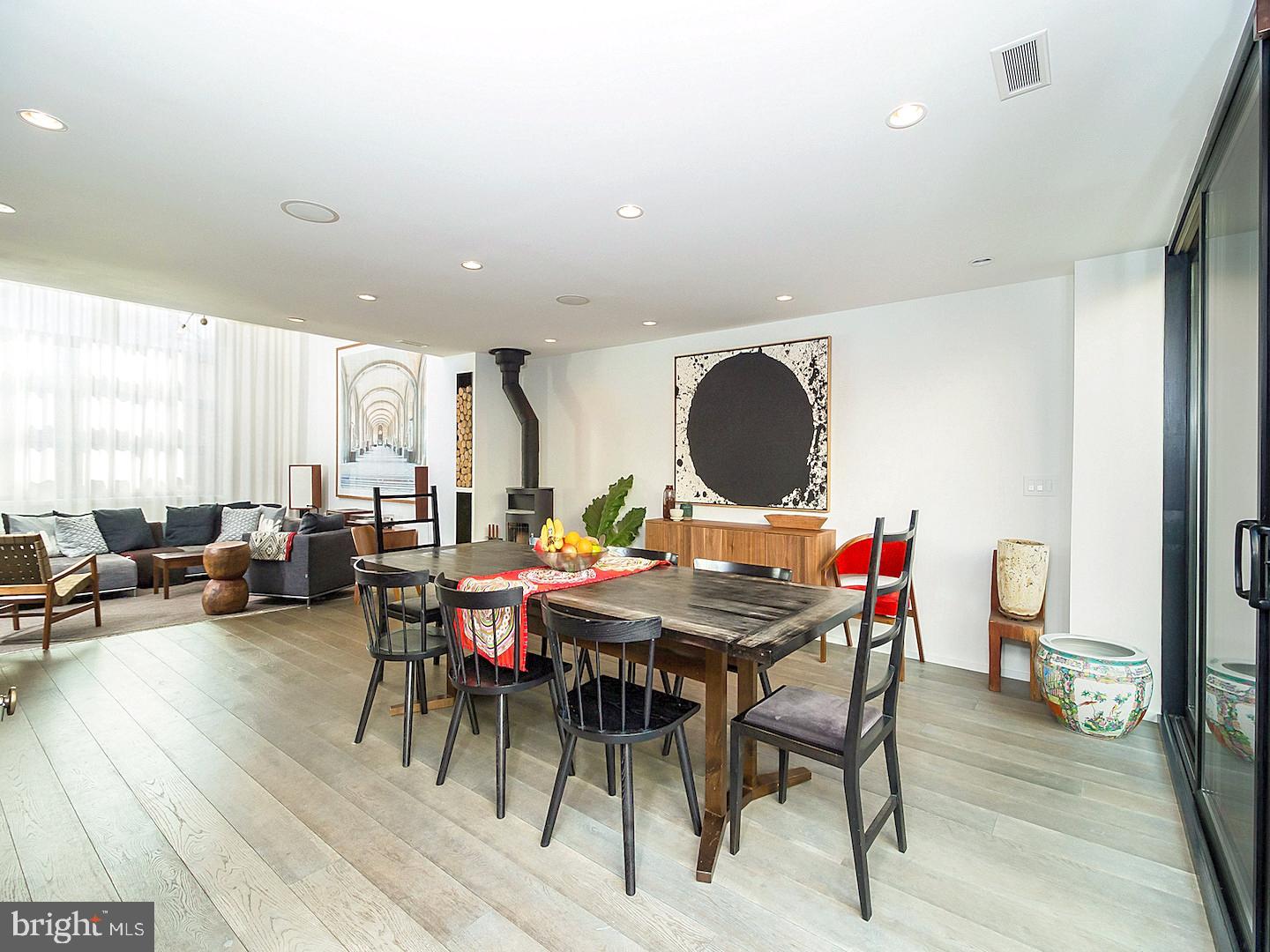 QUEEN VILLAGE - Residential