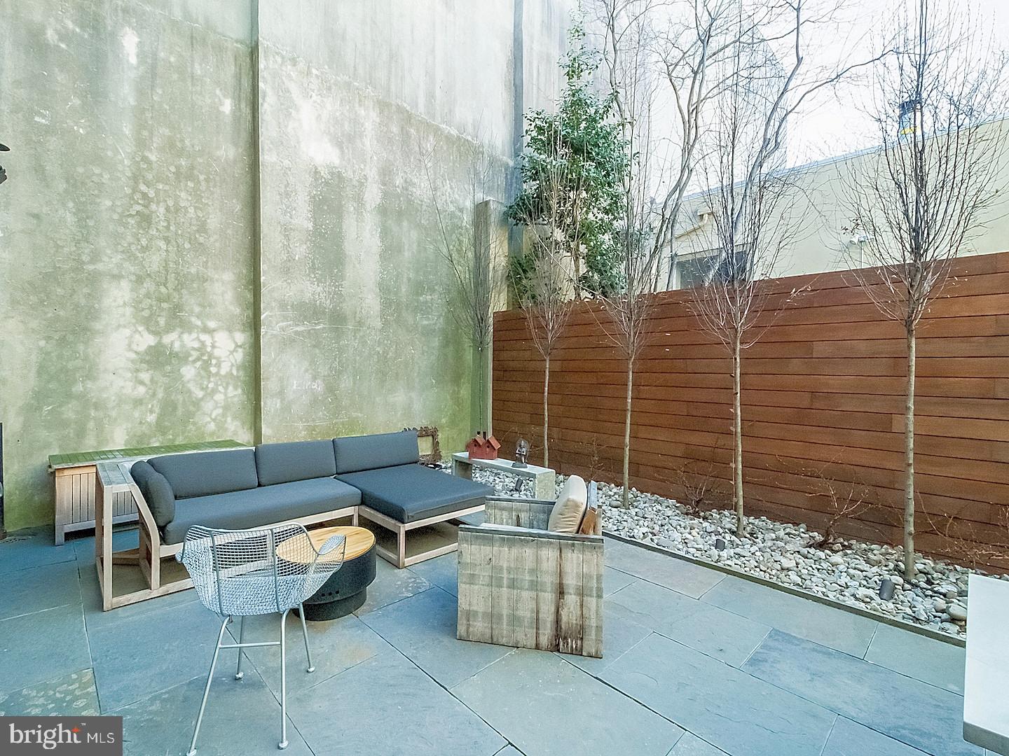 QUEEN VILLAGE - Residential