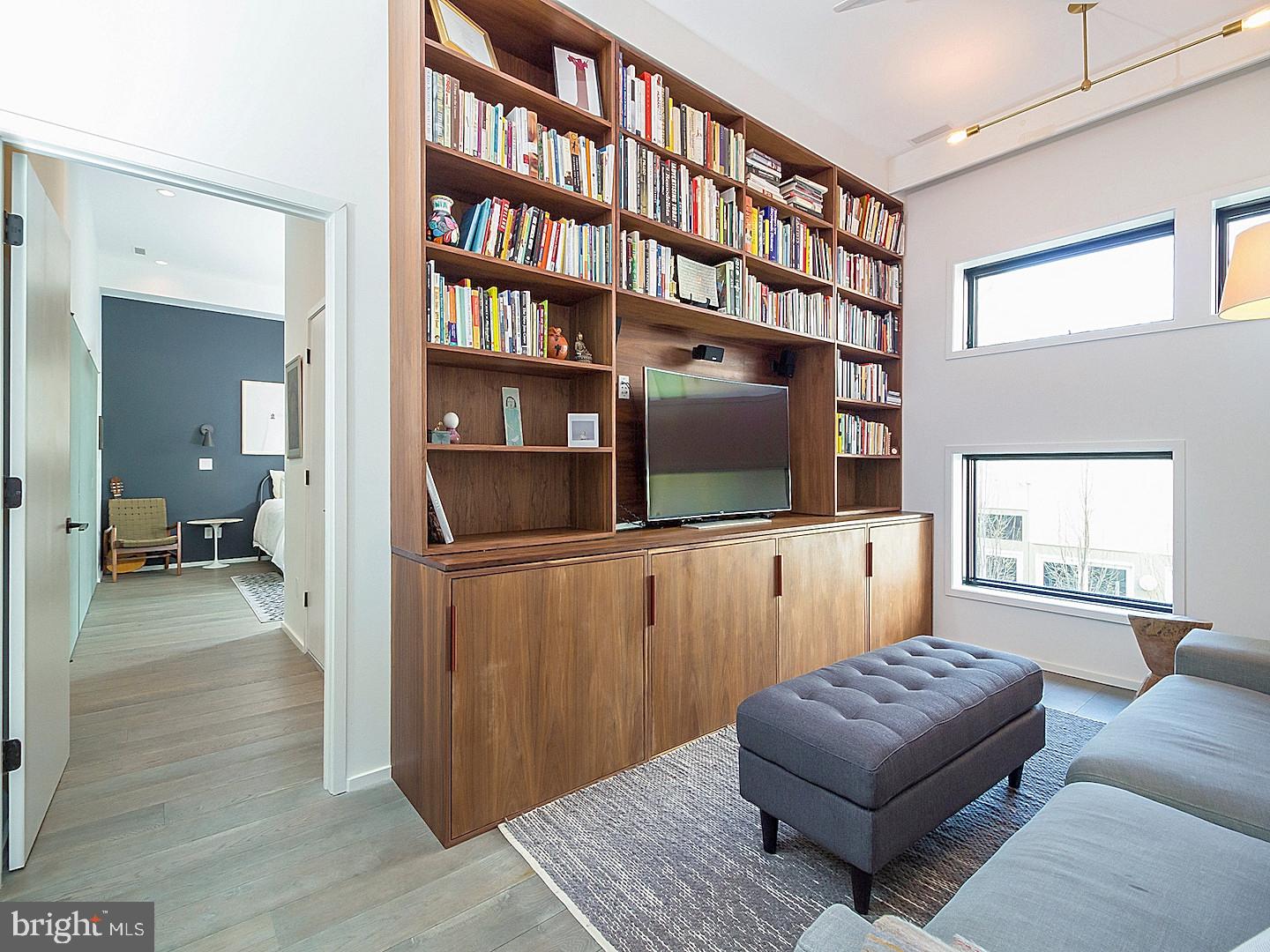 QUEEN VILLAGE - Residential