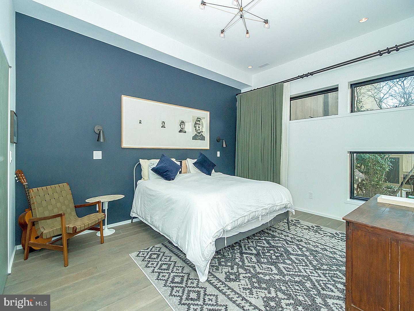 QUEEN VILLAGE - Residential