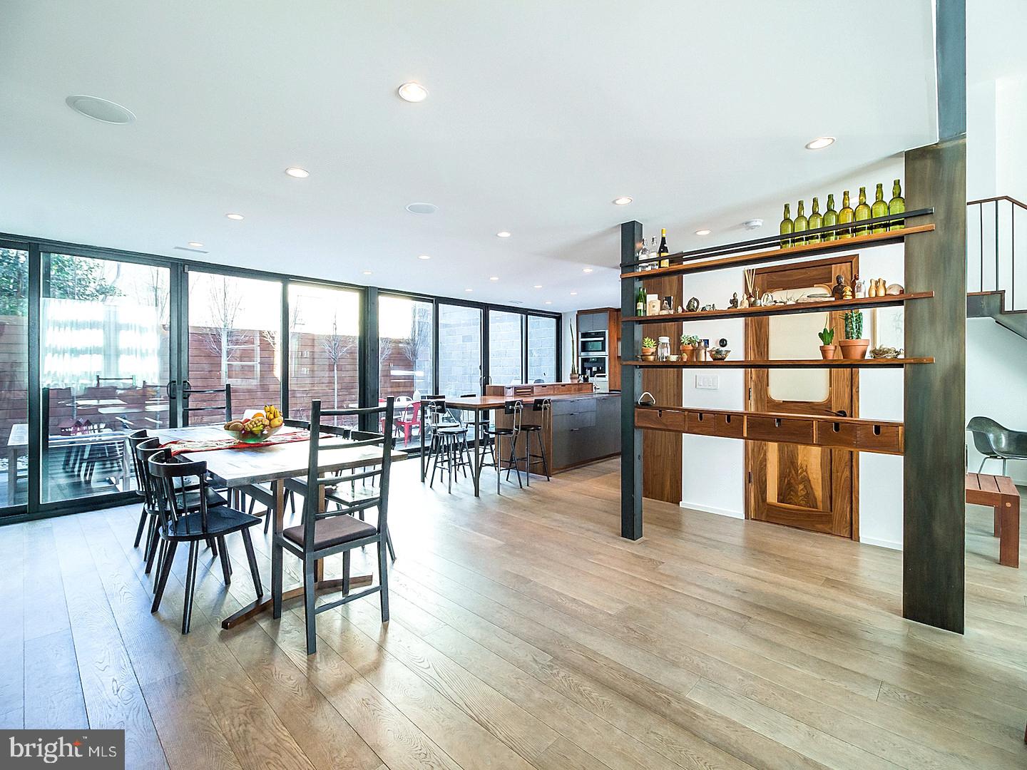 QUEEN VILLAGE - Residential