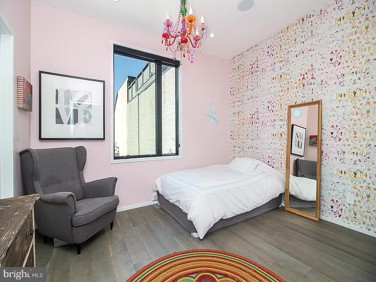 QUEEN VILLAGE - Residential