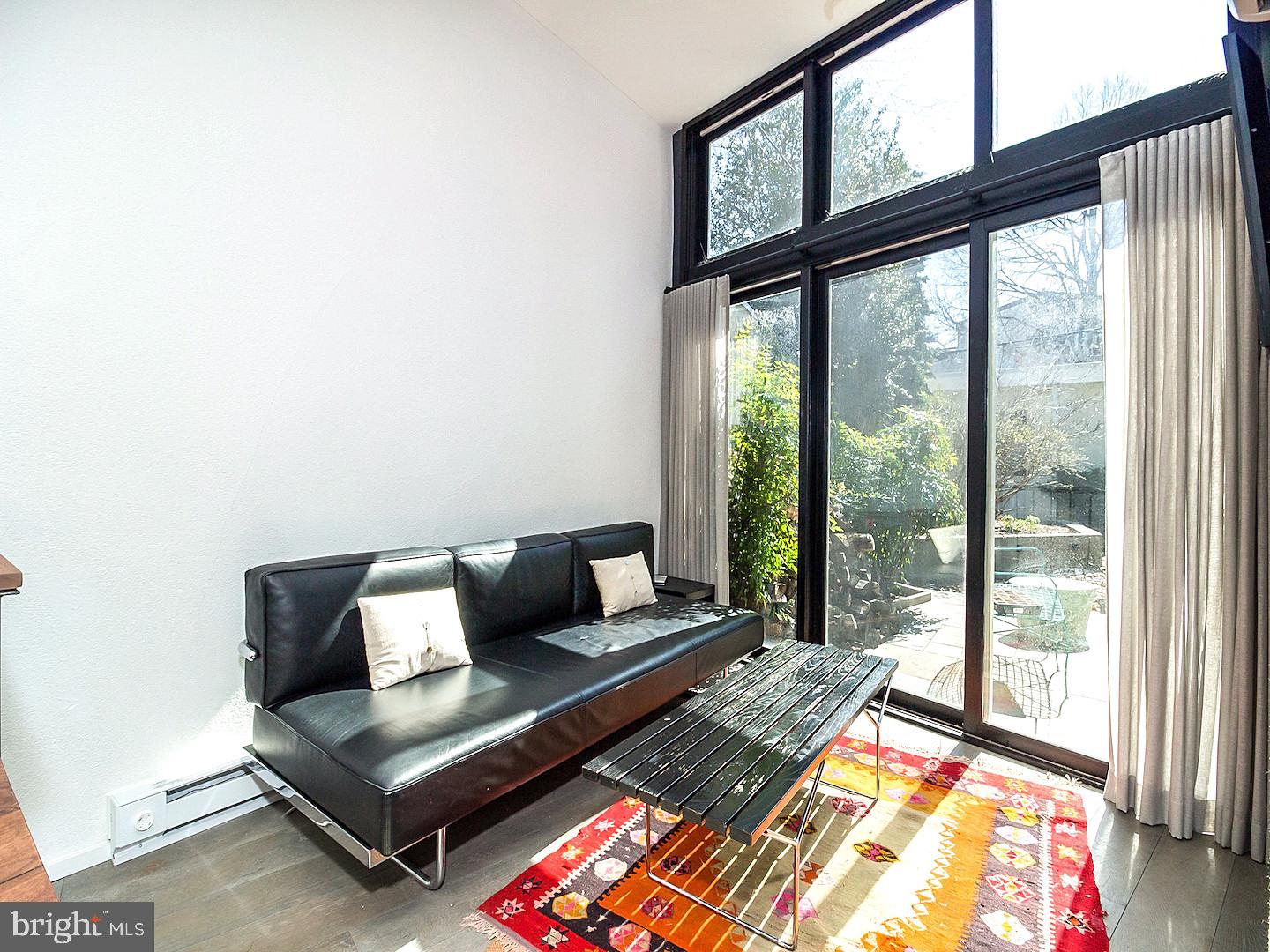 QUEEN VILLAGE - Residential